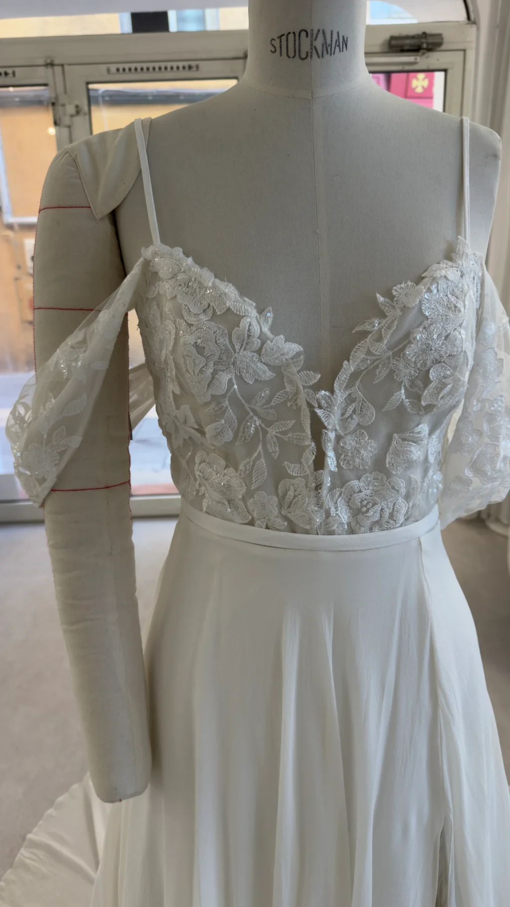 Robe de mariée Fentine en promotion, détail du buste brodé et des fines bretelles