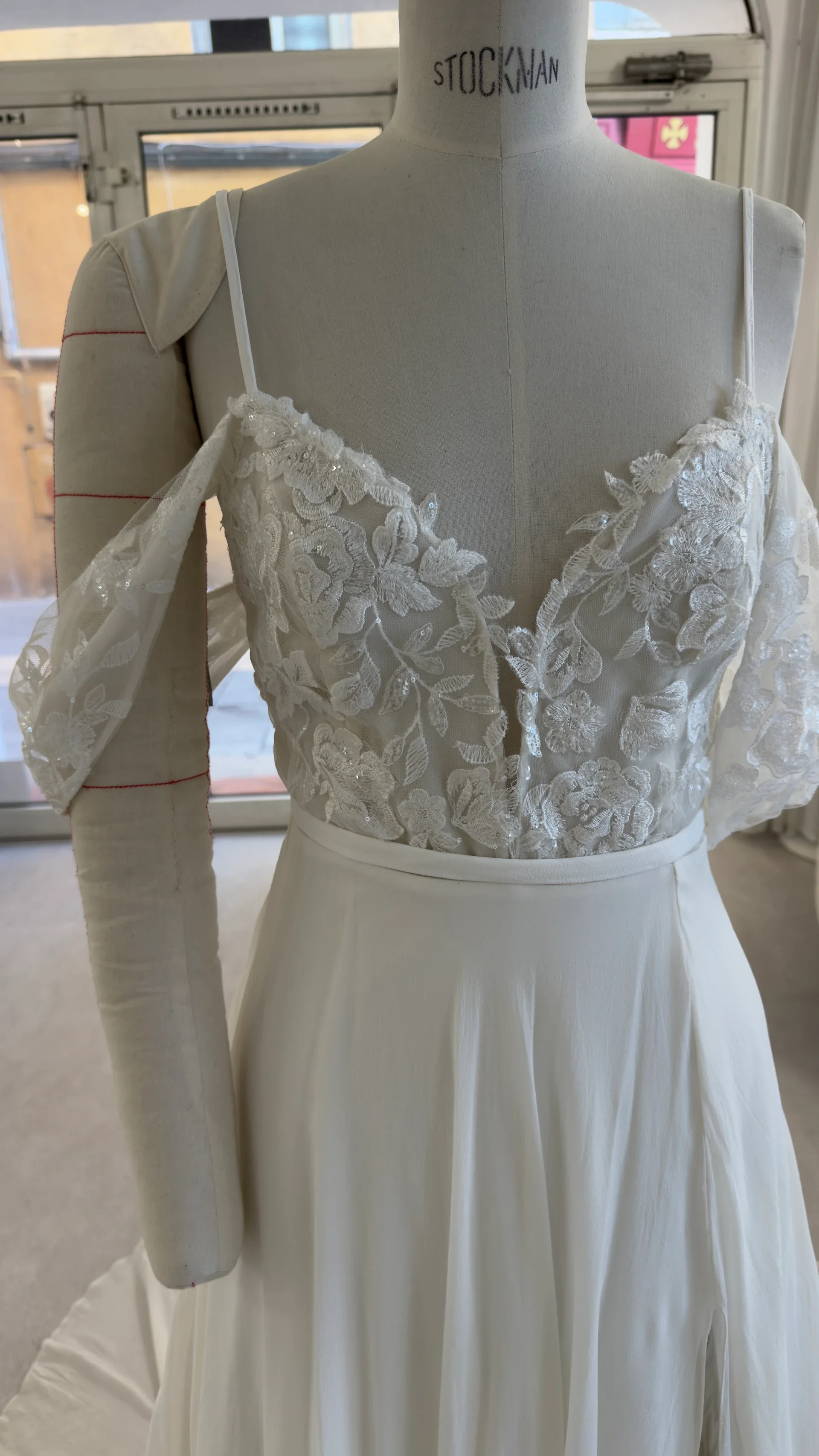 Robe de mariée Fentine en promotion, détail du buste brodé et des fines bretelles
