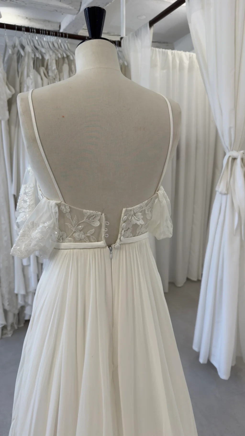 Robe de mariée Fentine en promotion, vue de dos, bretelles croisées et jupe fluide