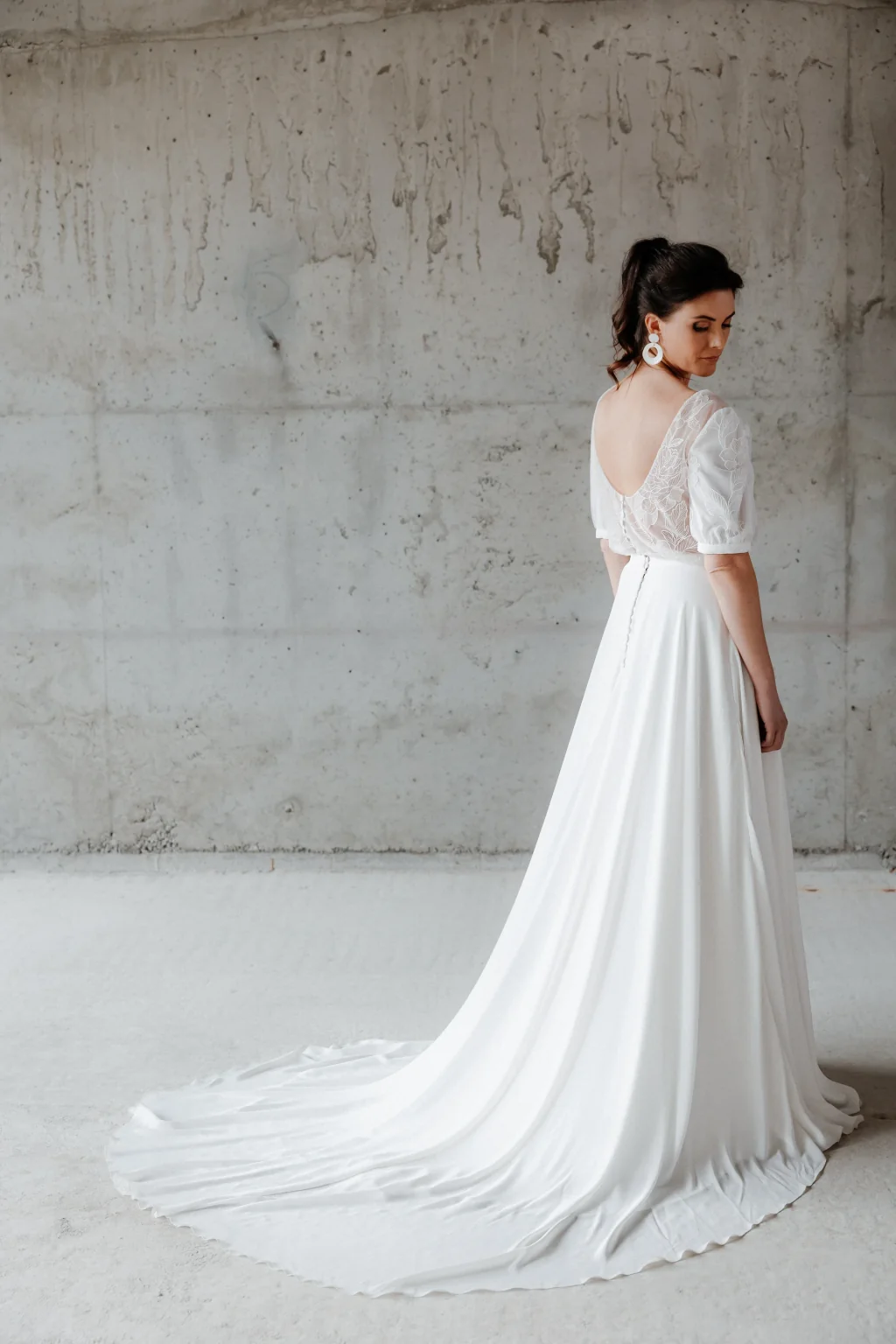 Robe de mariée Flore en promotion, vue de dos, haut à manches courtes et longue traîne