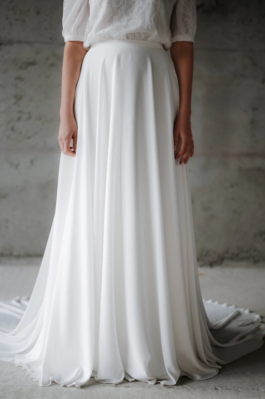 Robe de mariée Flore en promotion, détail de la jupe fluide et de la traîne