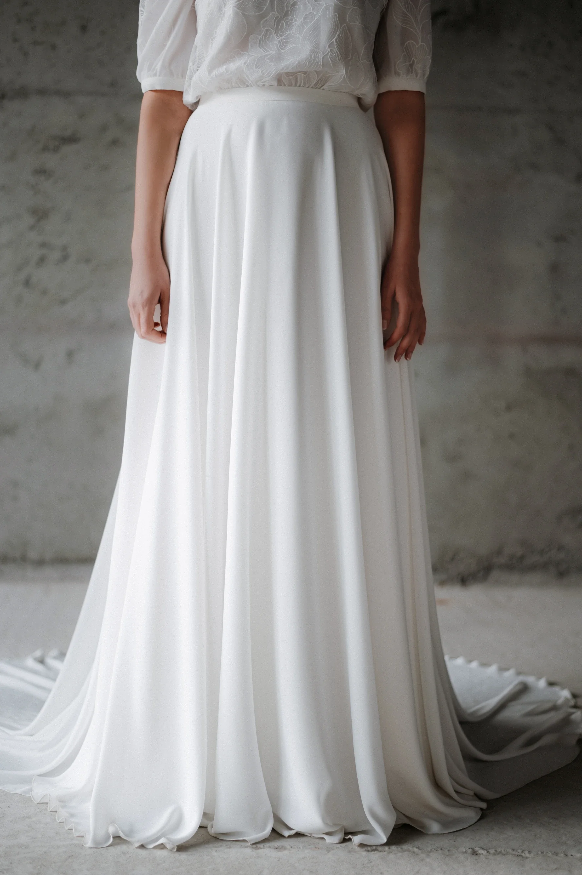 Robe de mariée Flore en promotion, détail de la jupe fluide et de la traîne