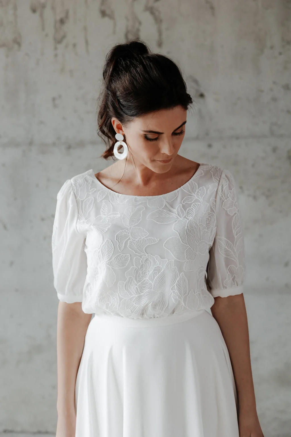 Robe de mariée Flore en promotion, de face, haut à manches bouffantes