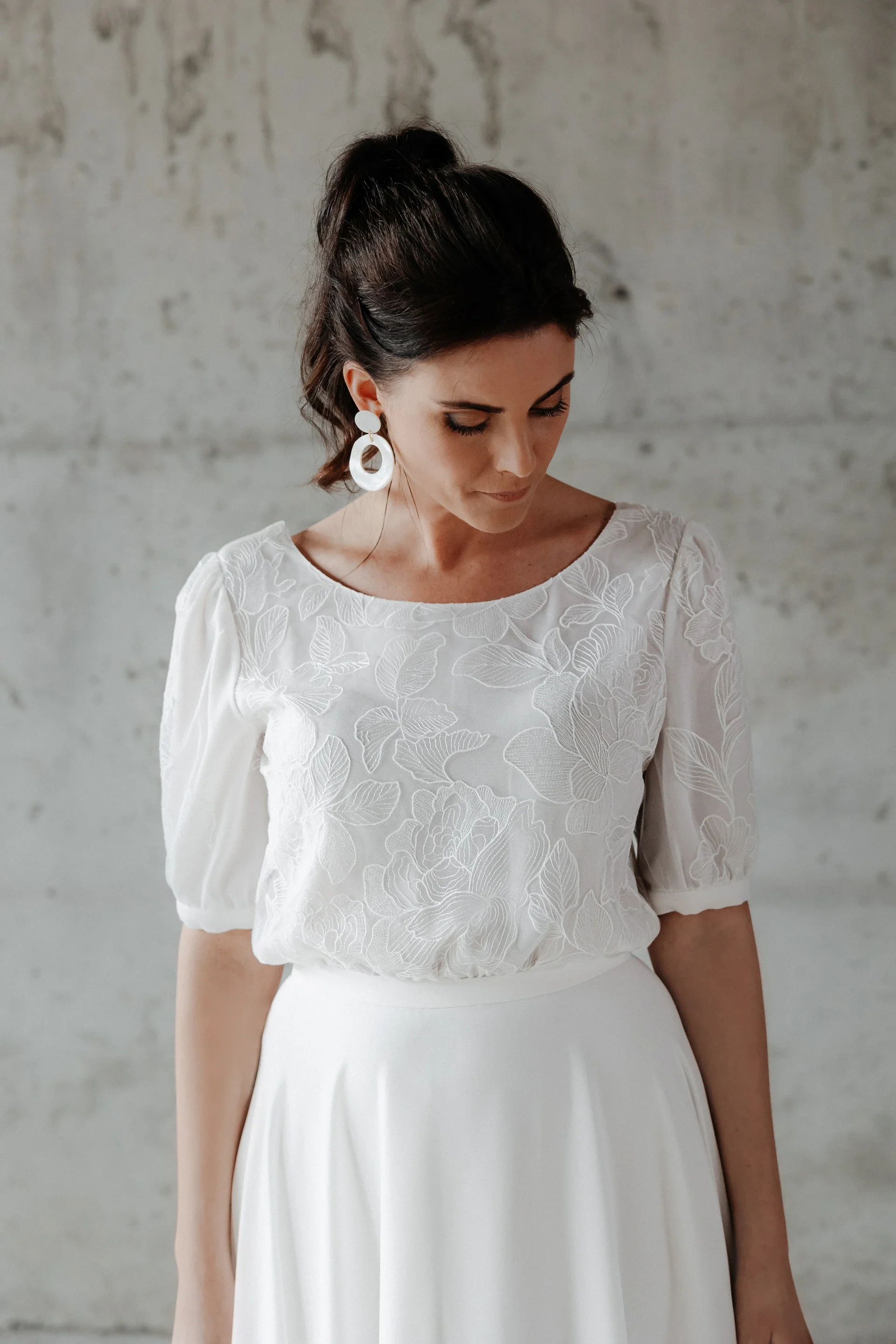 Robe de mariée Flore en promotion, de face, haut à manches bouffantes