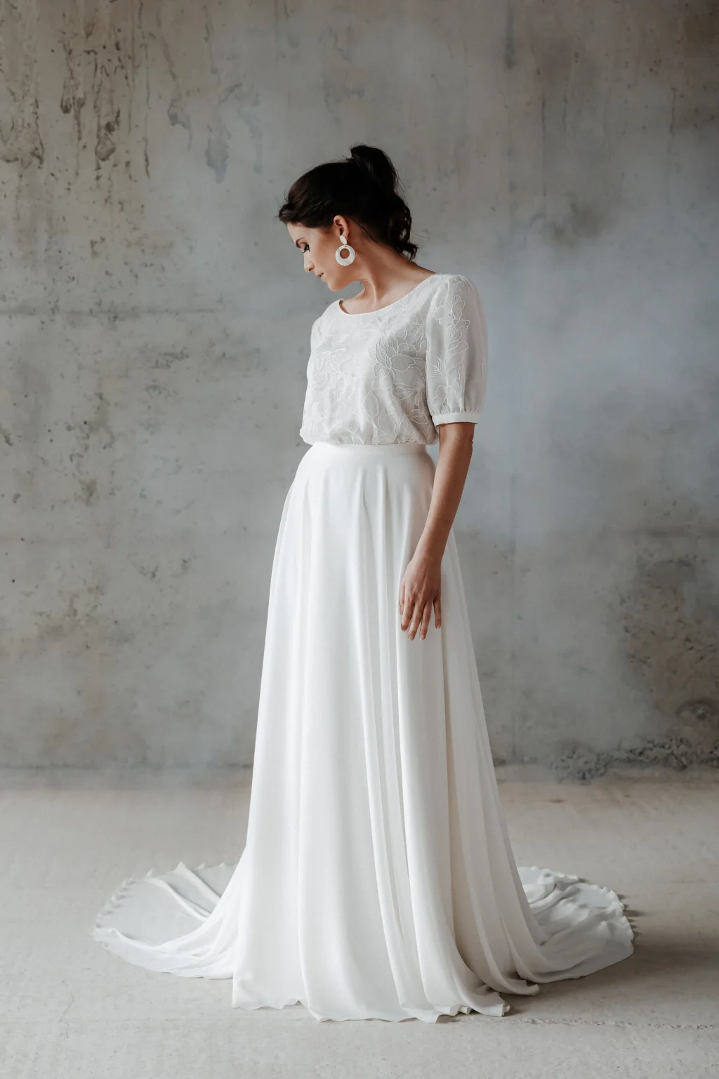 Robe de mariée Flore en promotion, de profil, haut ajusté et jupe à traîne