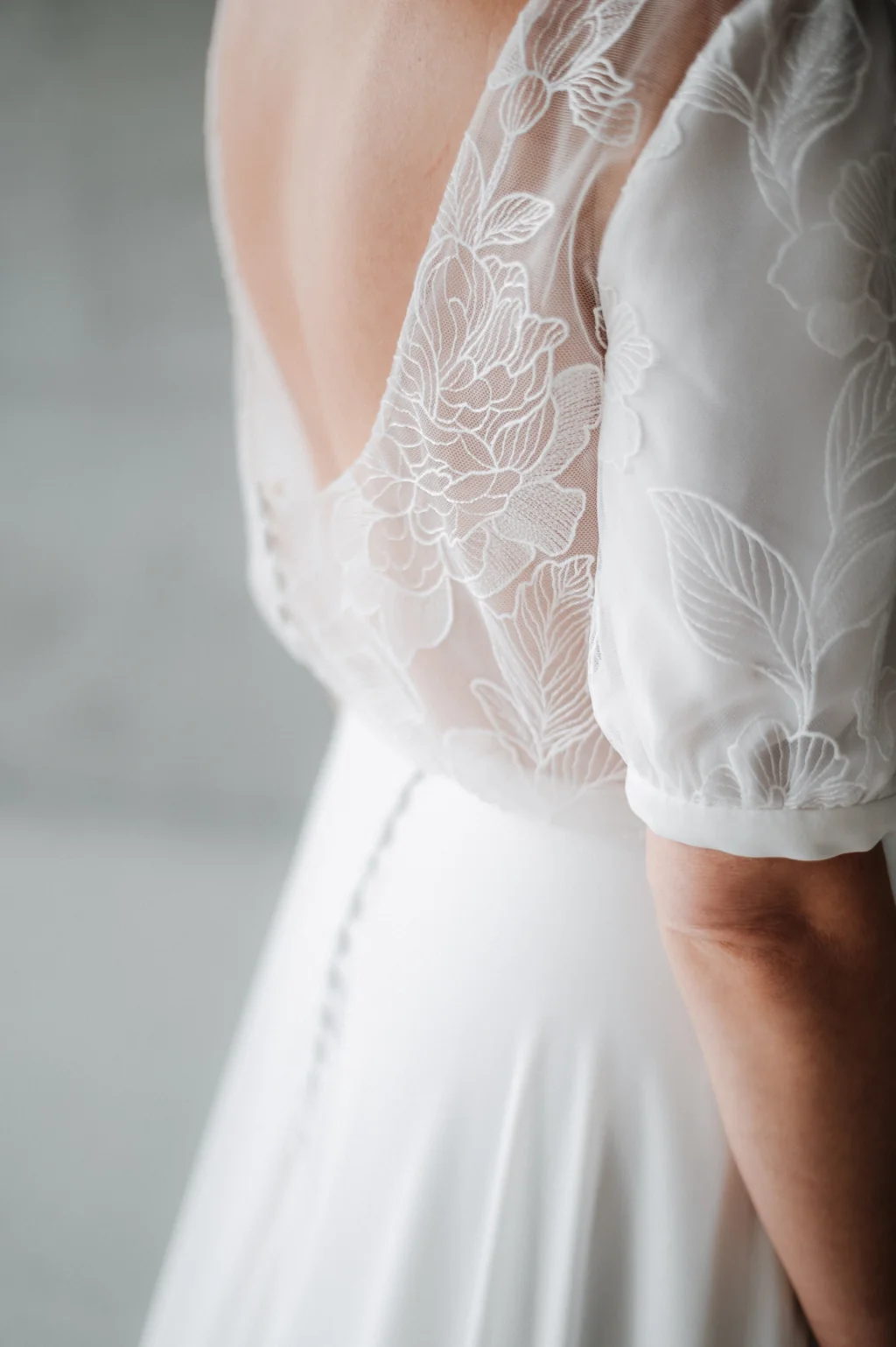 Robe de mariée Flore en promotion, détail du dos décolleté en dentelle