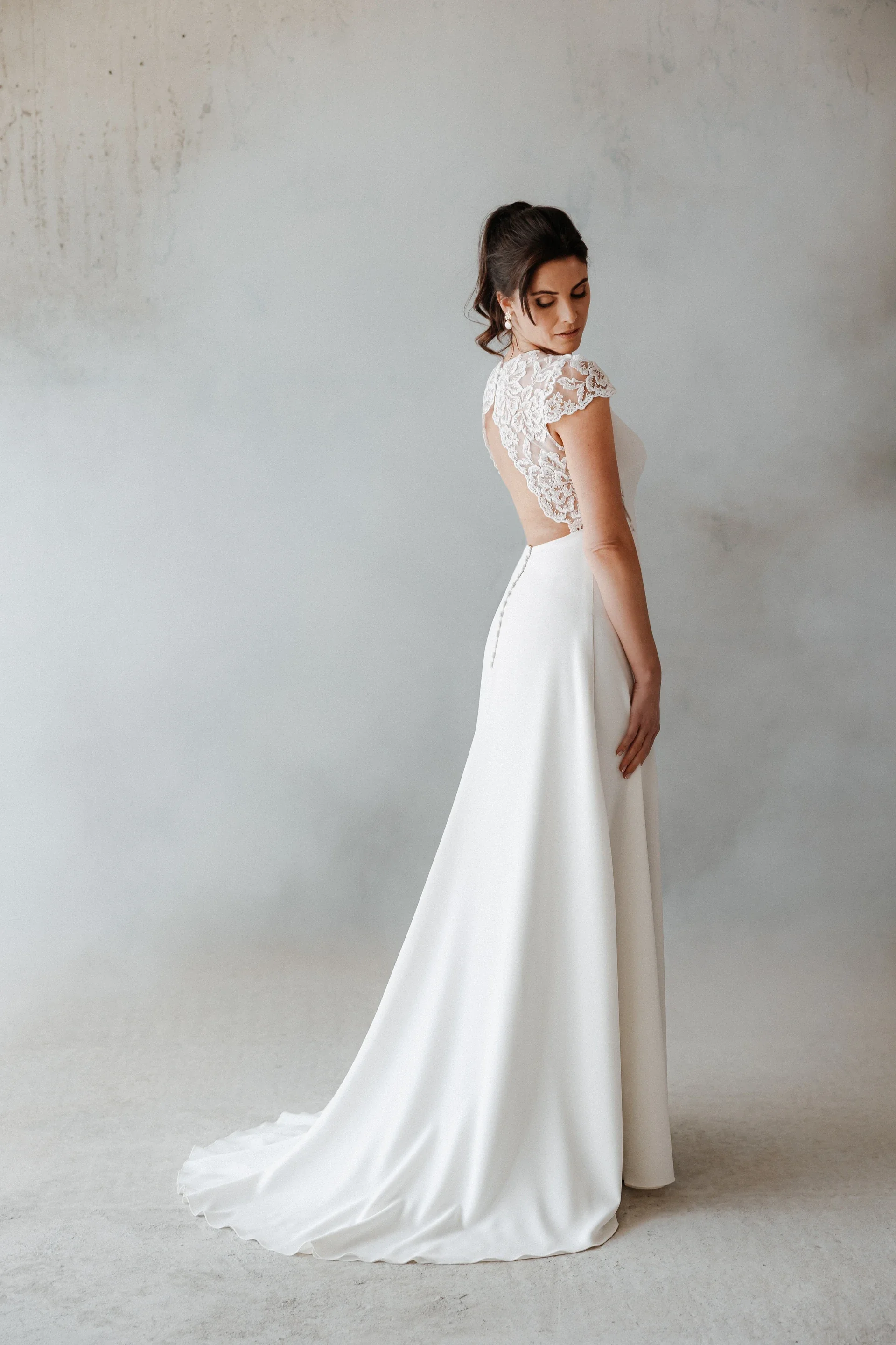 Robe de mariée Jolene en promotion, vue de dos, dos en dentelle et traîne arrondie