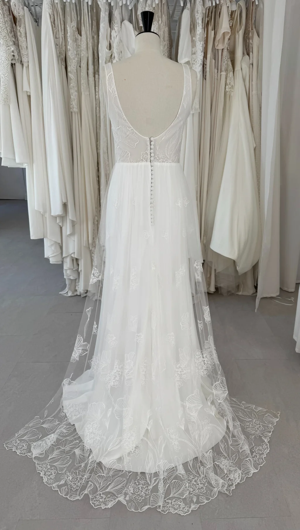 Robe de mariée Léane en promotion, dos ouvert et traîne en dentelle, sur mannequin