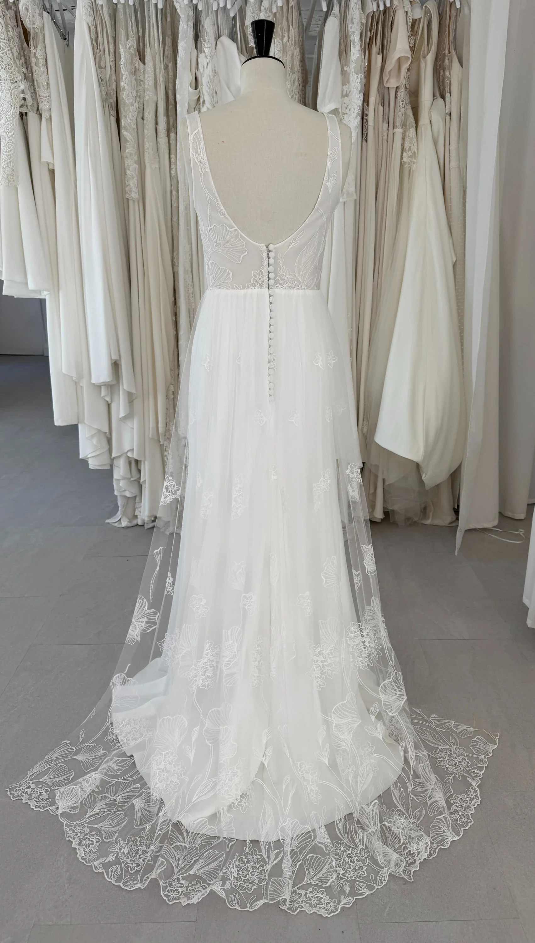 Robe de mariée Léane en promotion, dos ouvert et traîne en dentelle, sur mannequin