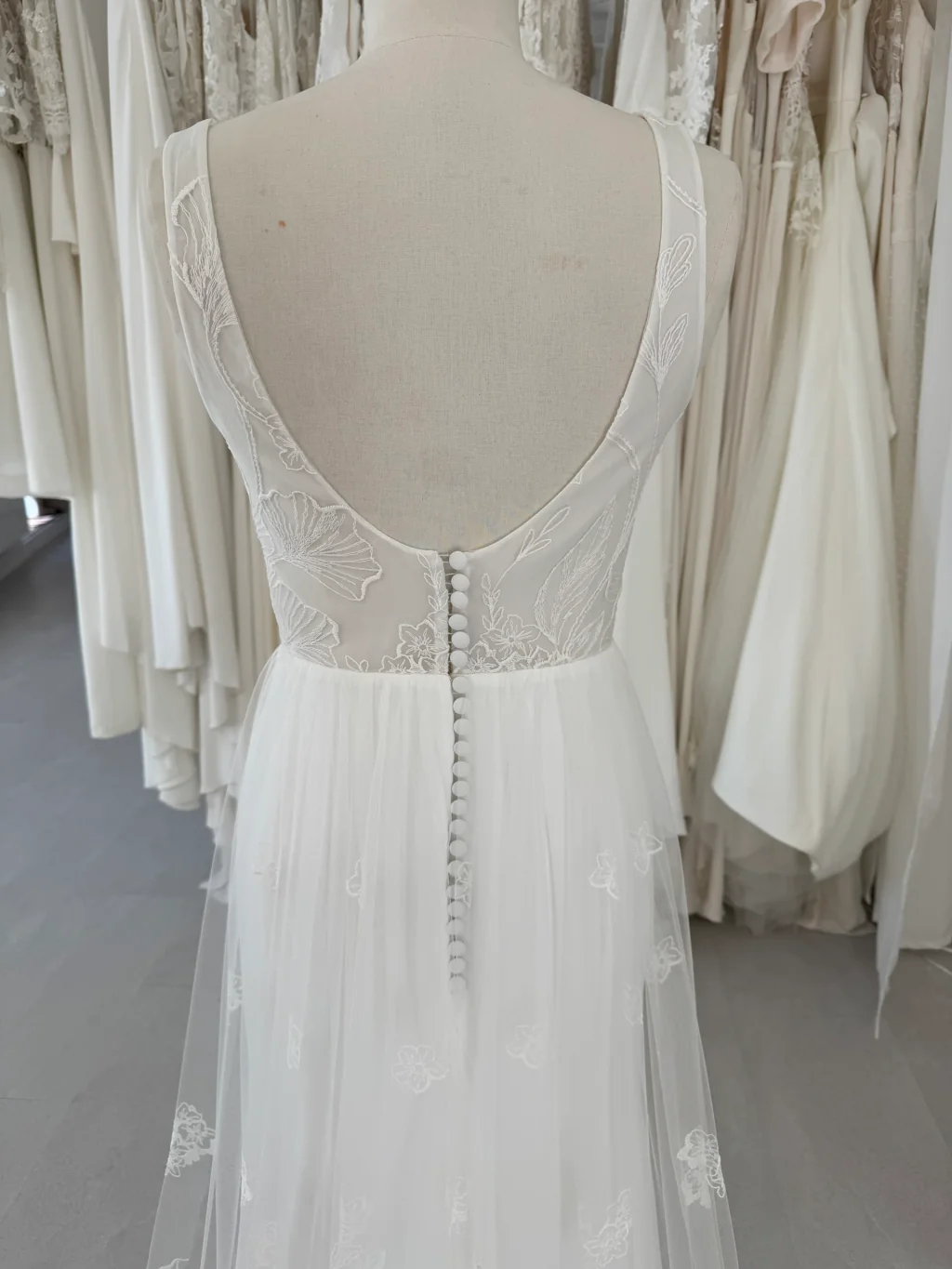 Robe de mariée Leane en promotion, détail du dos ouvert et boutons