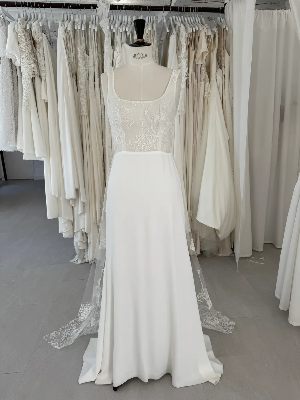 Robe de mariée Leane en promotion, de face, bretelles et jupe droite