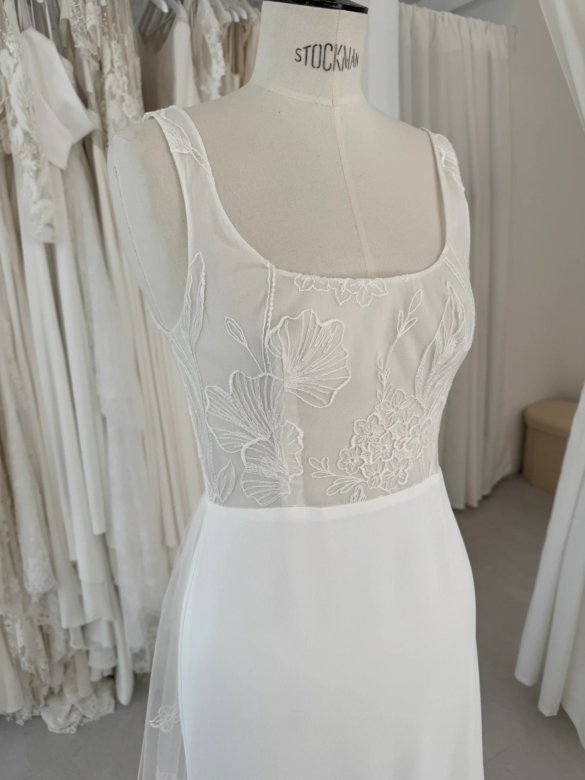 Robe de mariée Leane en promotion, de trois quarts, buste en dentelle et bretelles