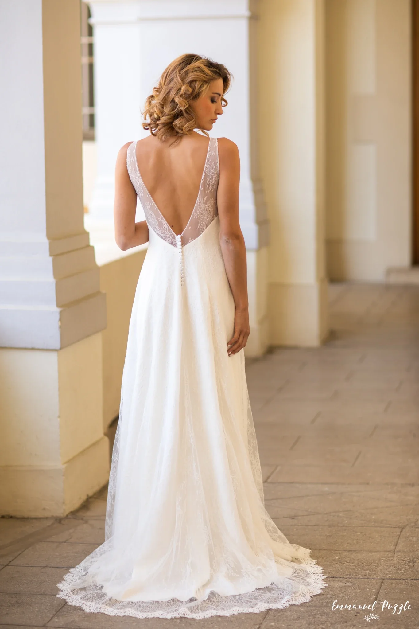 Robe de mariée Lynette en promotion, dos en V et traîne en dentelle