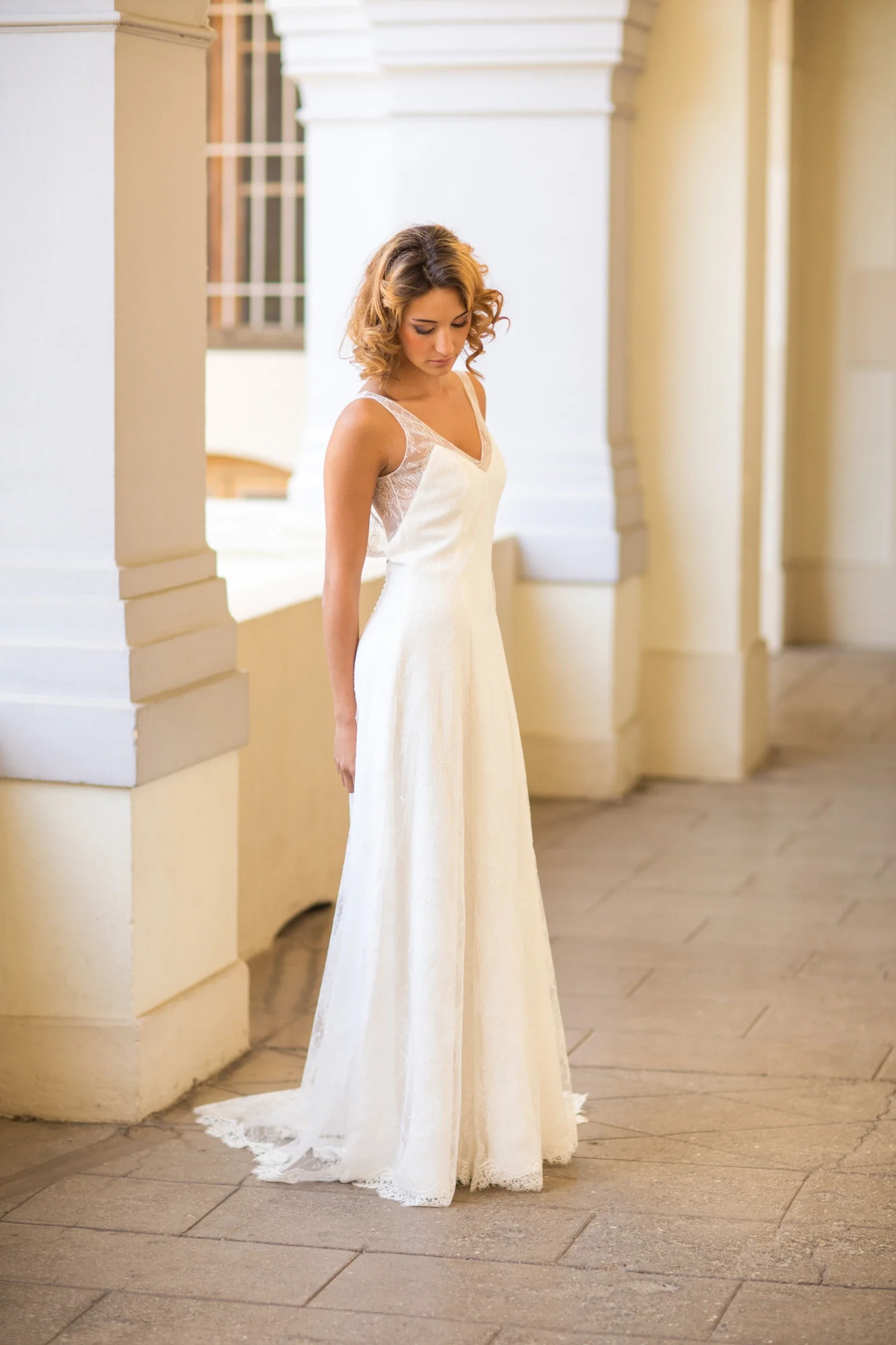 Robe de mariée Lynette en promotion, détail du buste, décolleté en V et dentelle sur le côté