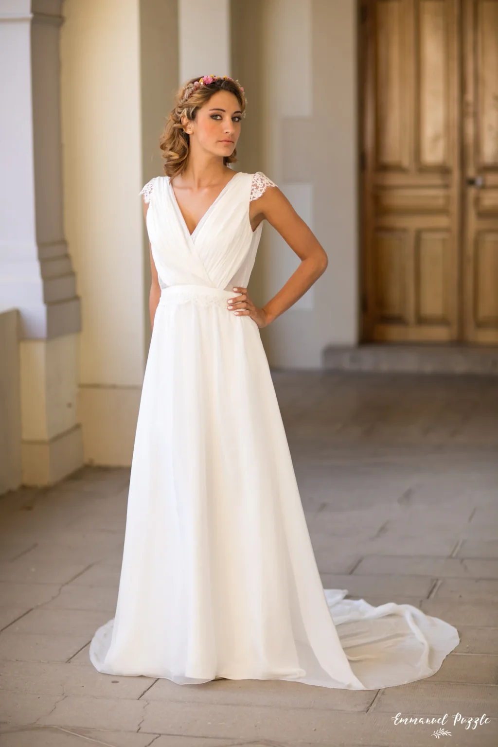 Robe de mariée Manon en promotion, de face, décolleté en V et jupe fluide