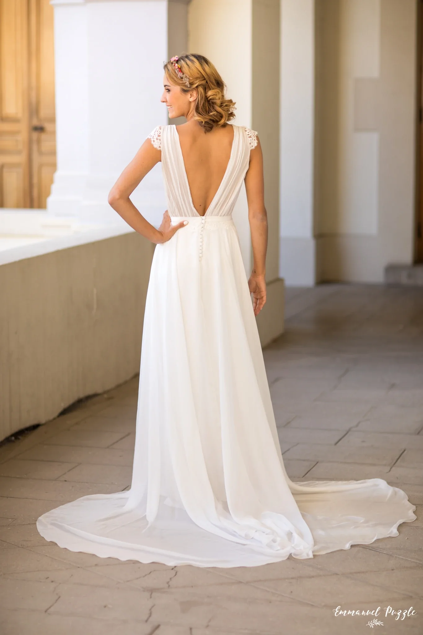 Robe de mariée Manon en promotion, vue de dos, dos décolleté en V et traîne