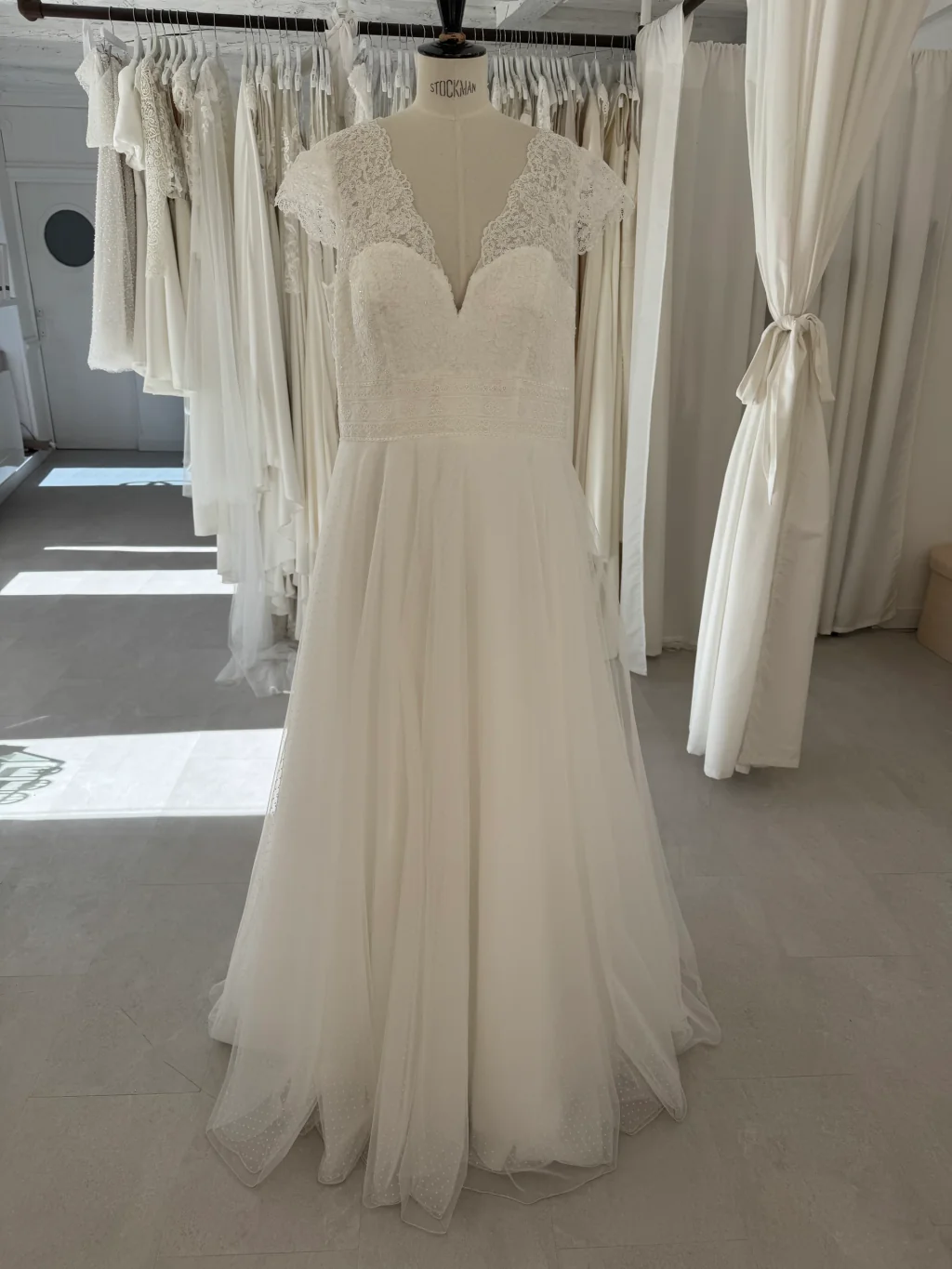 Robe de mariée Manosque en promotion, décolleté cœur et jupe en tulle, sur mannequin