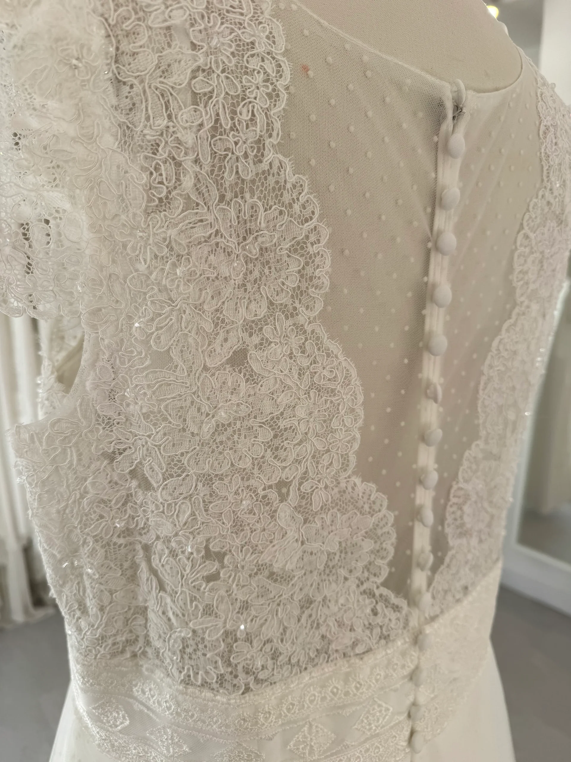 Robe de mariée Manosque en promotion, détail des boutons du dos en dentelle