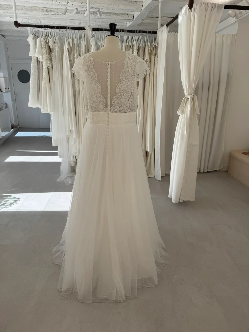 Robe de mariée Manosque en promotion, vue d'ensemble au showroom, buste en dentelle