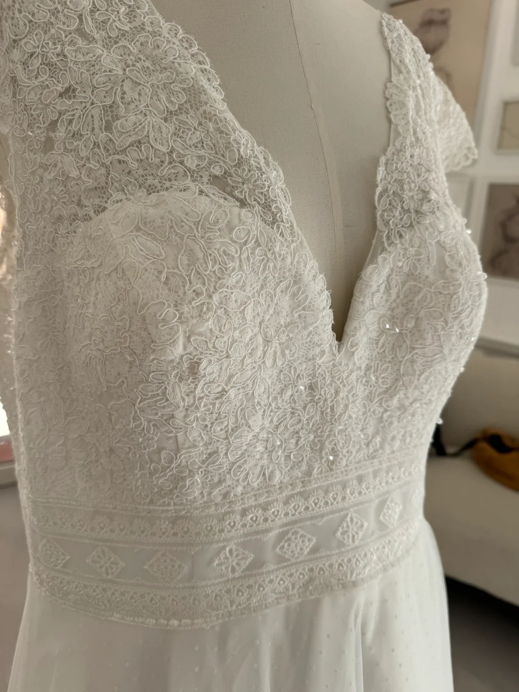 Robe de mariée Manosque en promotion, détail du décolleté en dentelle