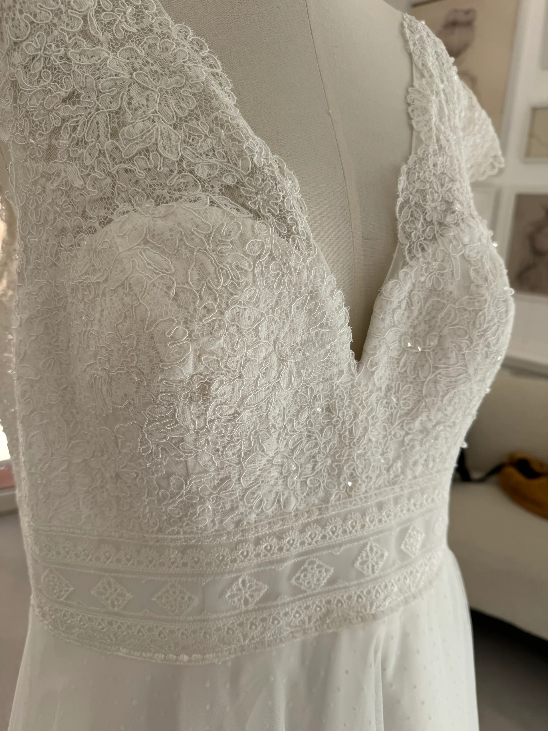 Robe de mariée Manosque en promotion, détail du décolleté en dentelle