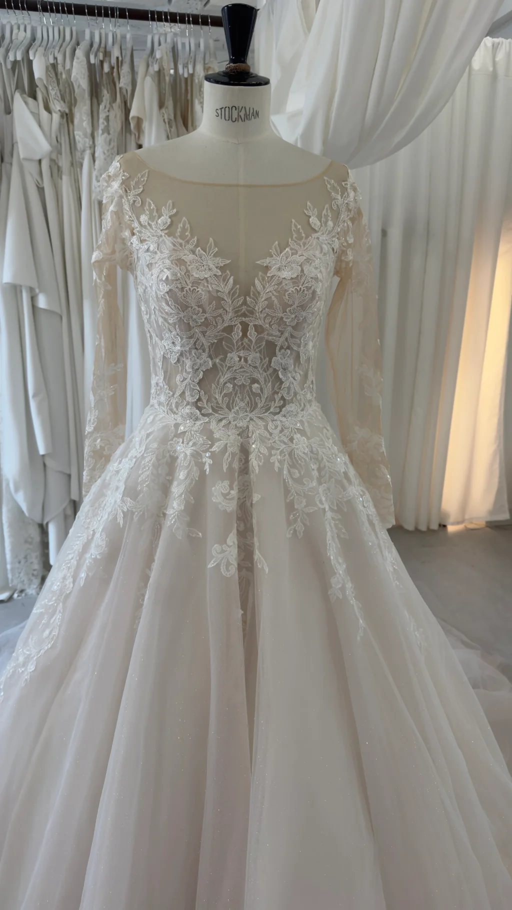 Robe de mariée Marlène en promotion, buste brodé et grande jupe en tulle