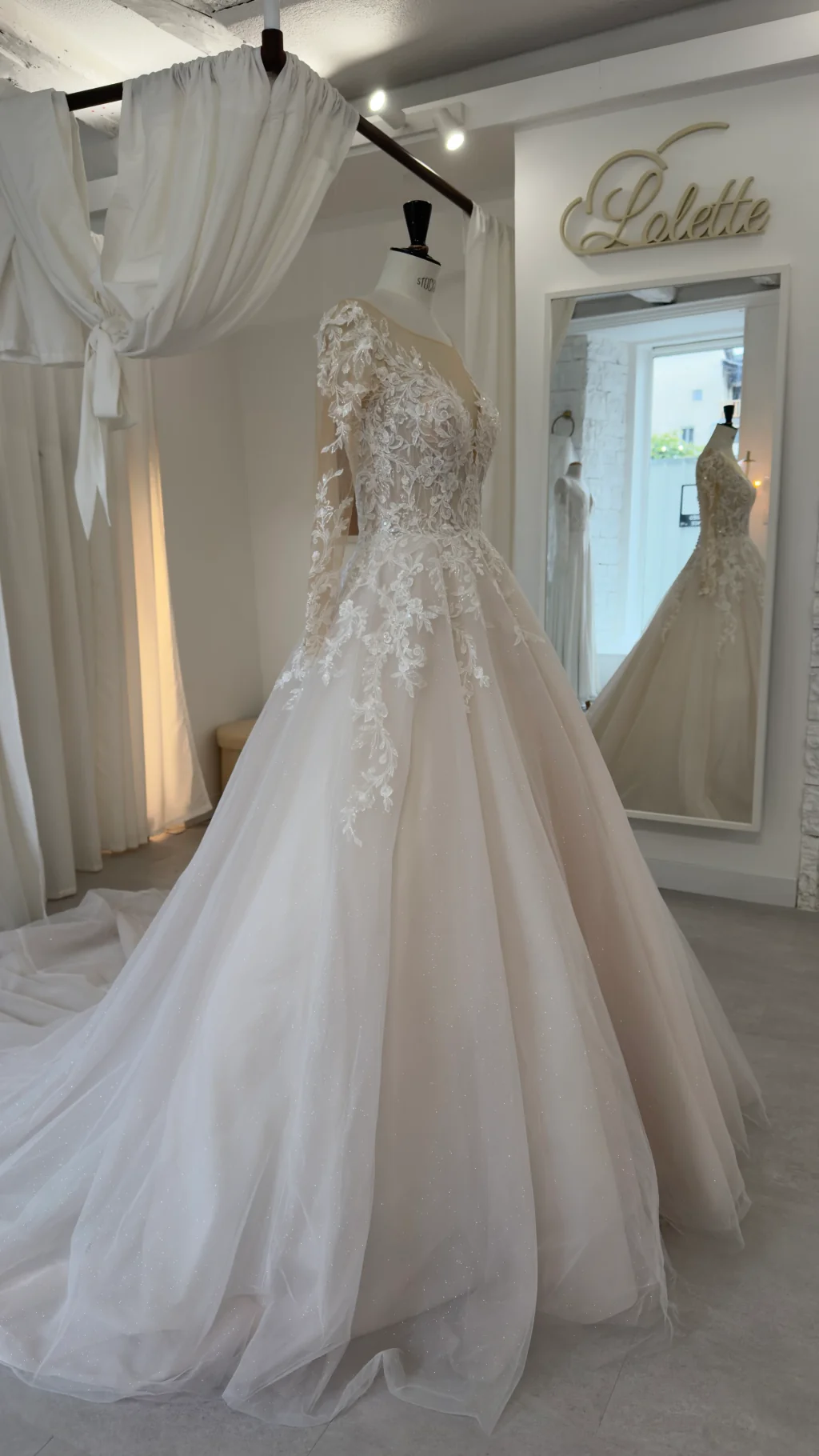 Robe de mariée Marlene en promotion, de profil, buste brodé et jupe en tulle