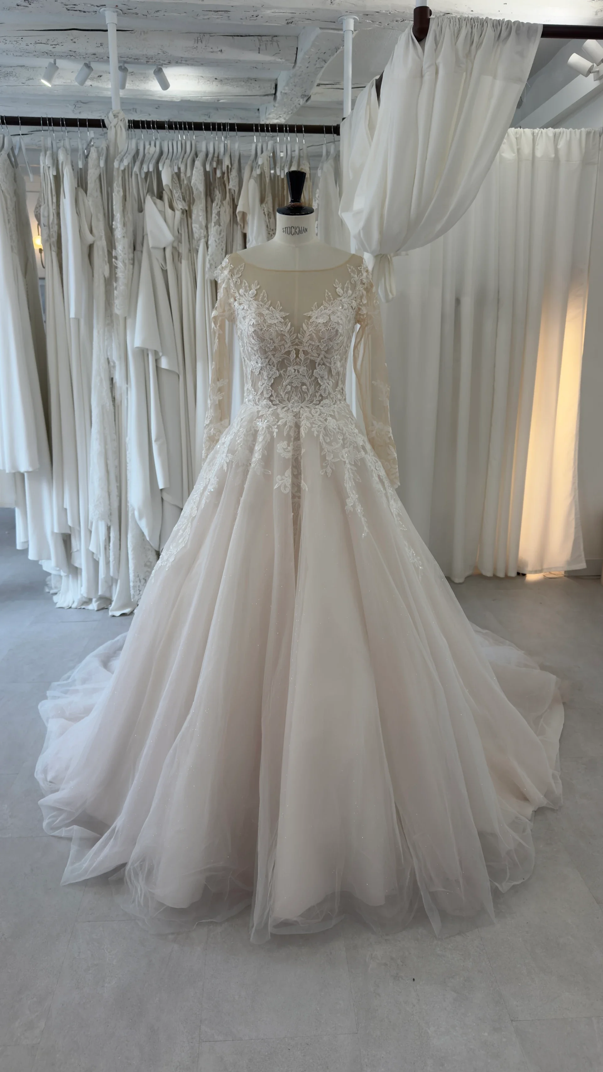 Robe de mariée Marlene en promotion, de face au showroom, jupe ample en tulle