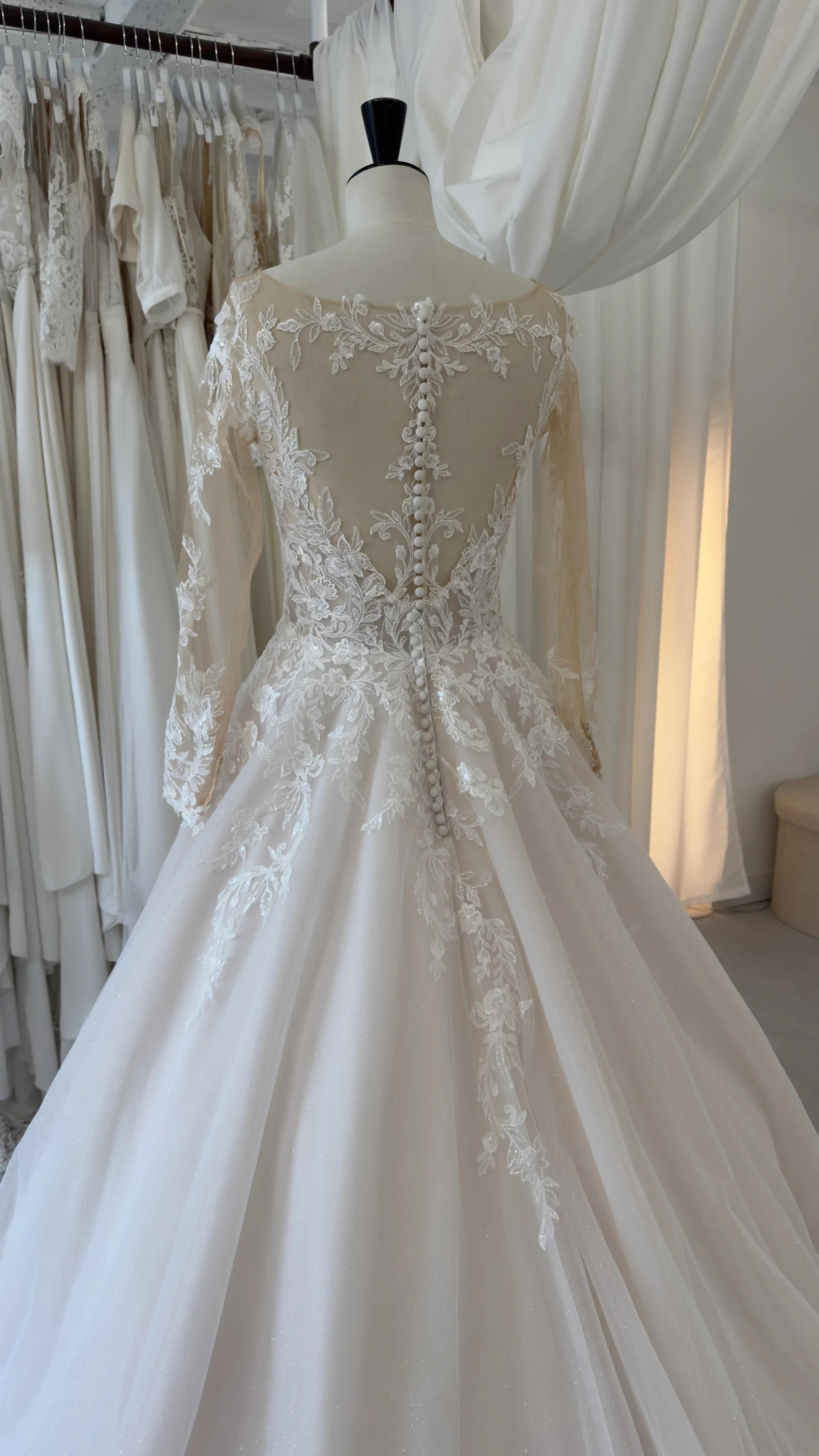 Robe de mariée Marlene en promotion, détail du dos brodé et de la jupe en tulle