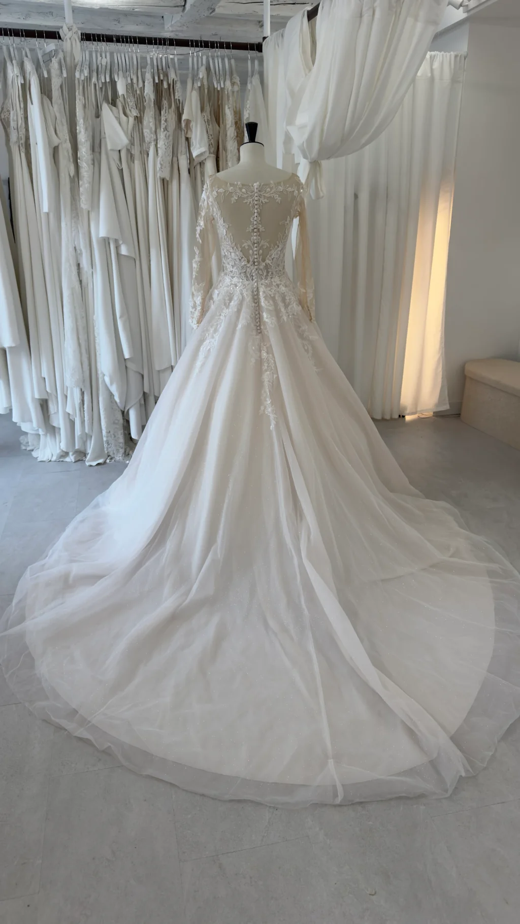 Robe de mariée Marlene en promotion, vue de dos, traîne en tulle étalée