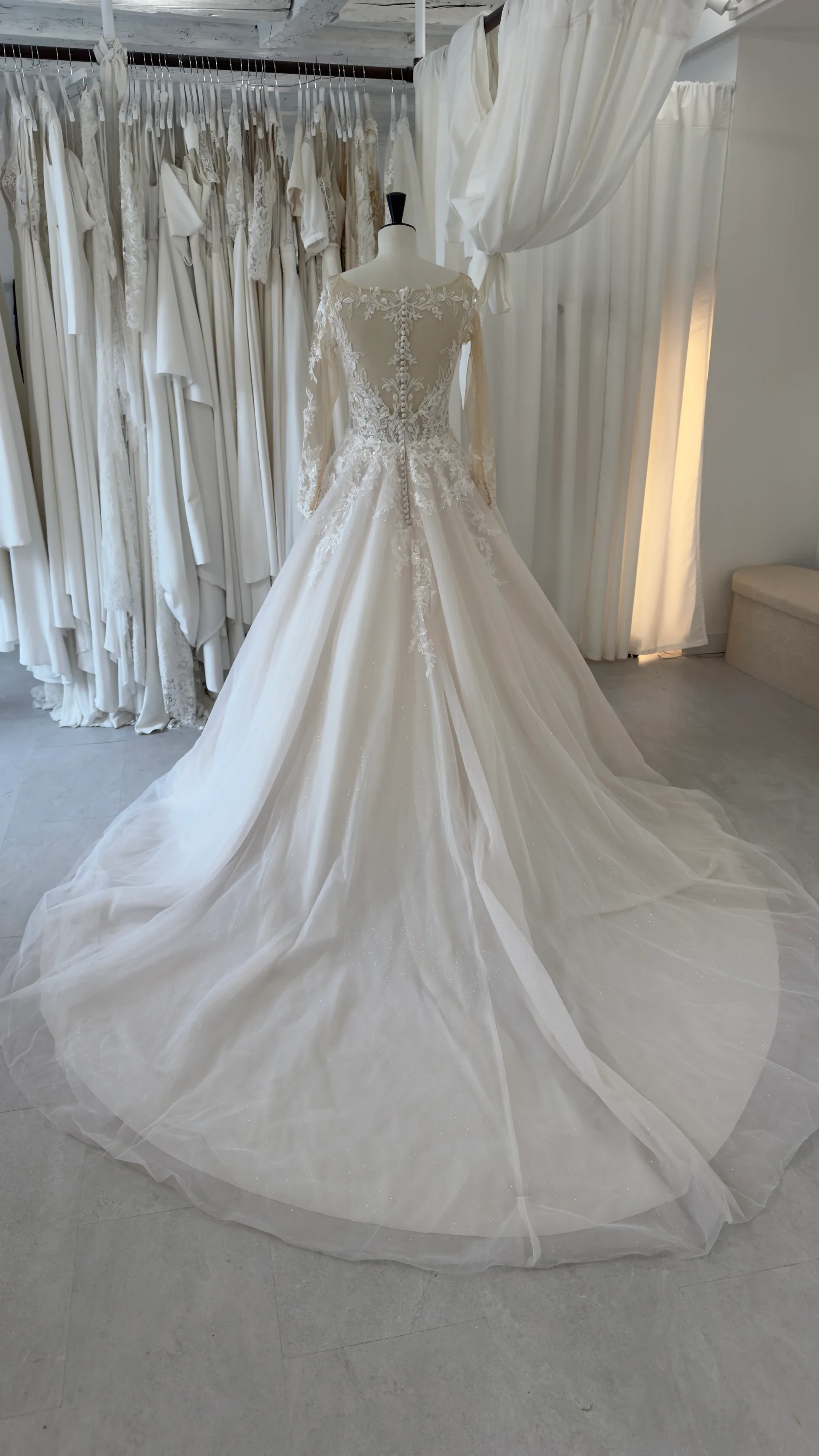 Robe de mariée Marlene en promotion, vue de dos, traîne en tulle étalée
