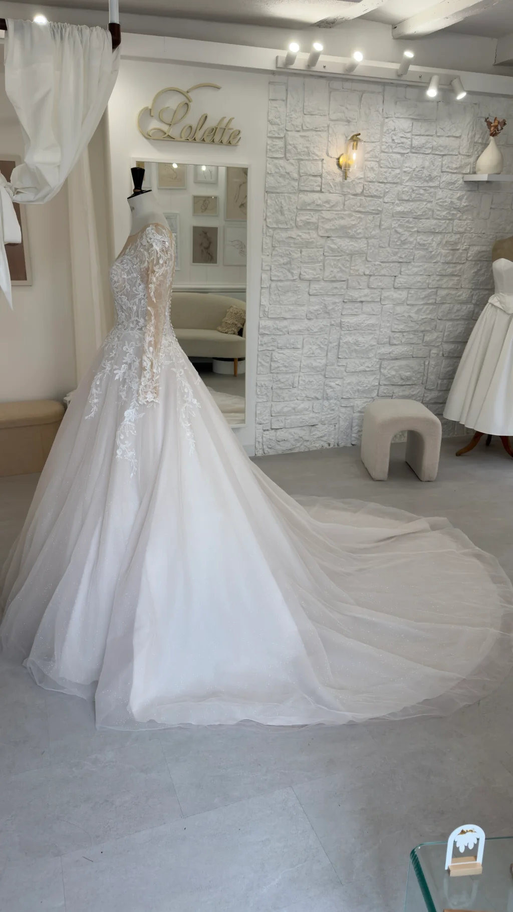 Robe de mariée Marlene en promotion, au showroom, vue d'ensemble avec la traîne
