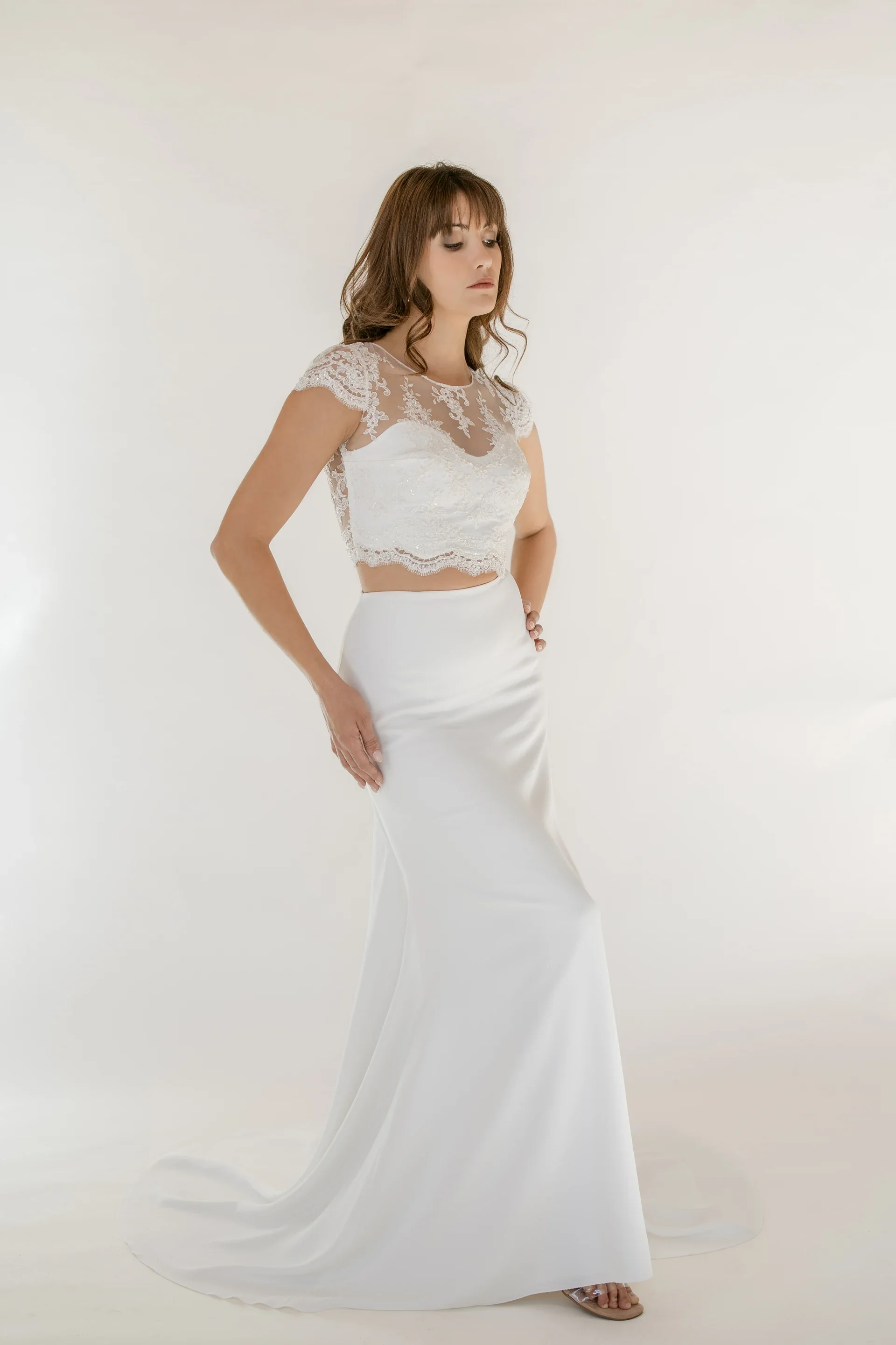 Robe deux pièces Mila en promotion, crop top brodé de dentelle et jupe fluide