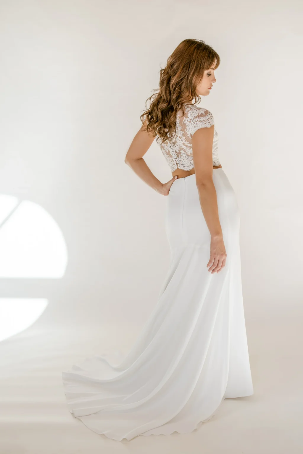Robe de mariée Mila en promotion, deux pièces vue de dos, haut en dentelle et jupe à traîne
