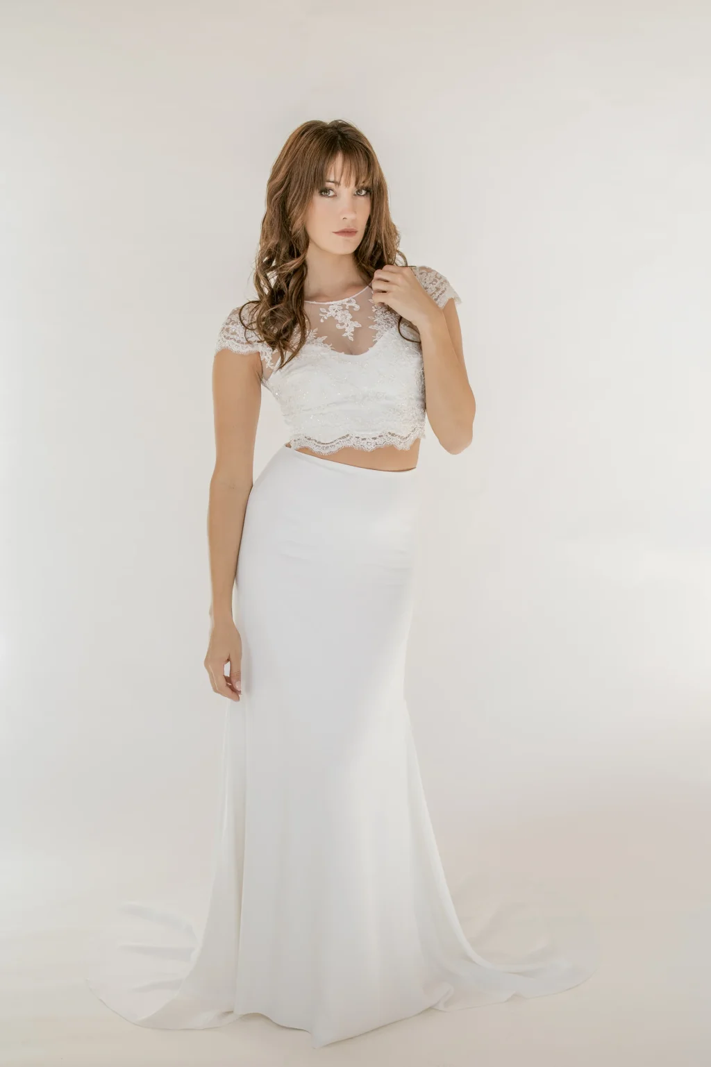 Robe de mariée Mila en promotion, deux pièces de face, haut court en dentelle et jupe ajustée