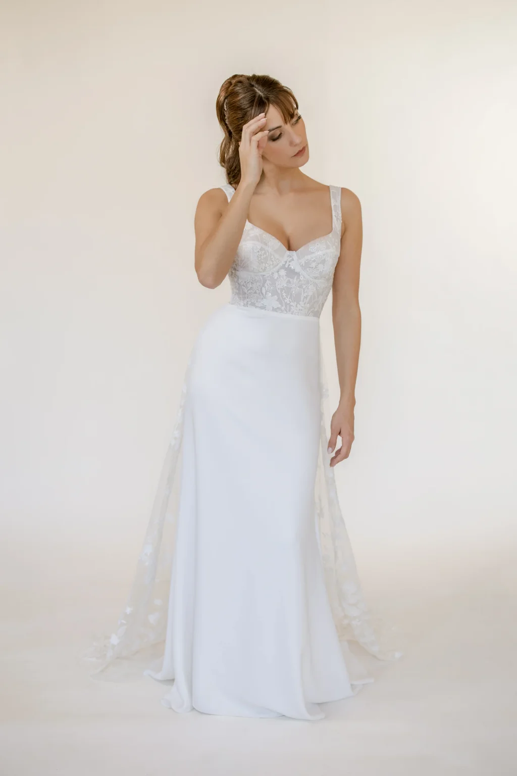 Robe Mona en promotion, corset en tulle brodé pailleté et traîne en dentelle