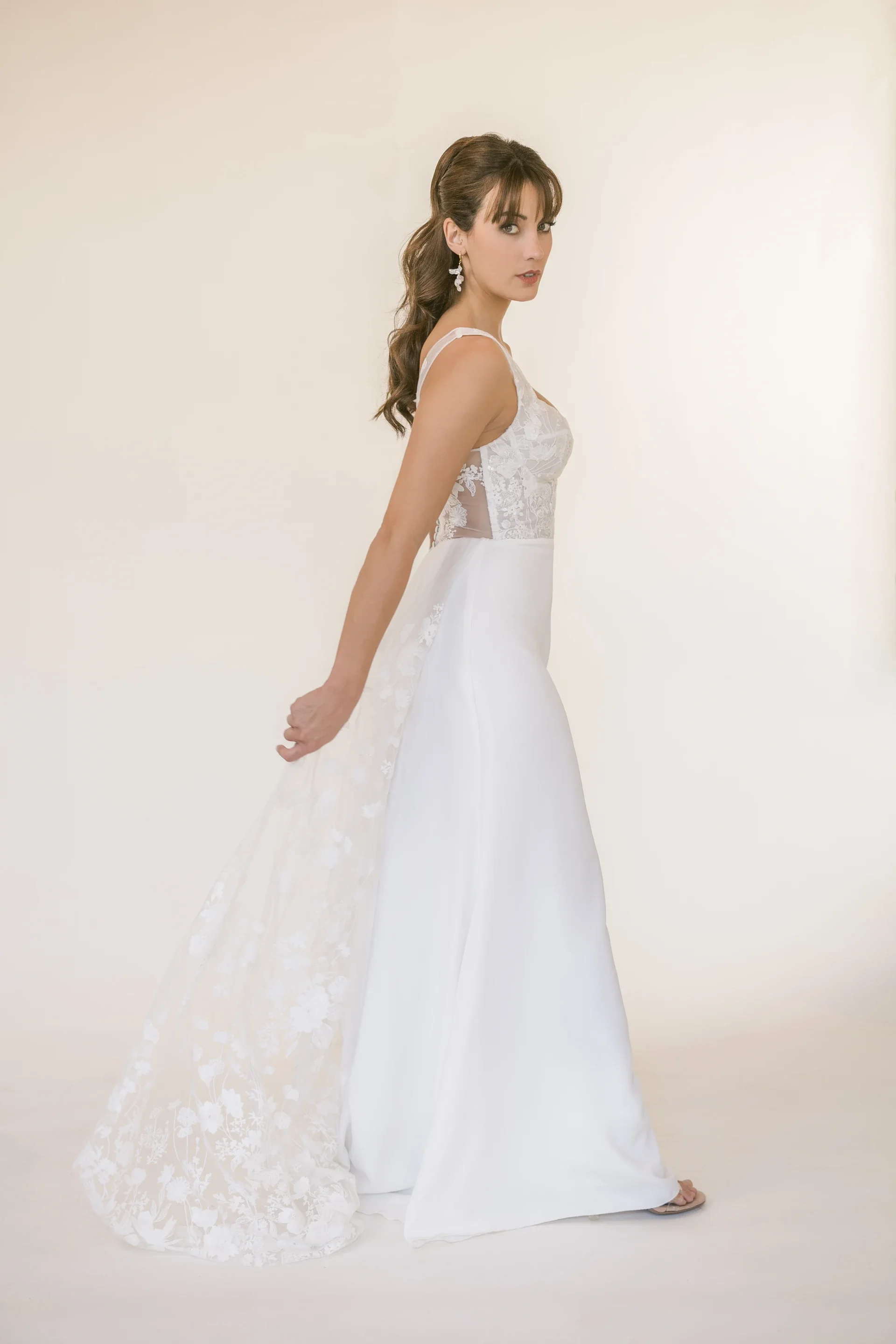 Robe de mariée Mona en promotion, de trois quarts, longue traîne en dentelle