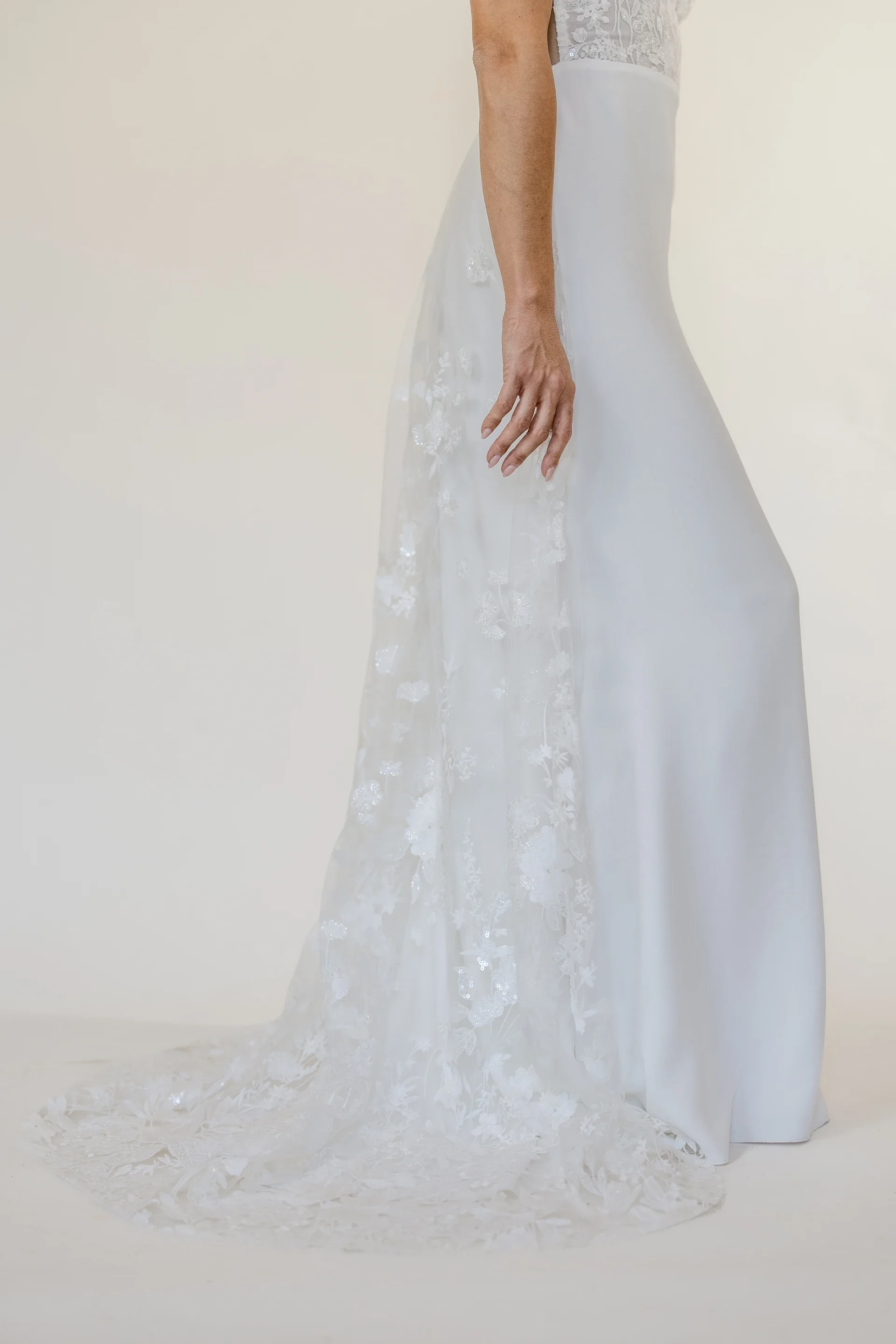 Robe de mariée Mona en promotion, portée au studio, bras levé