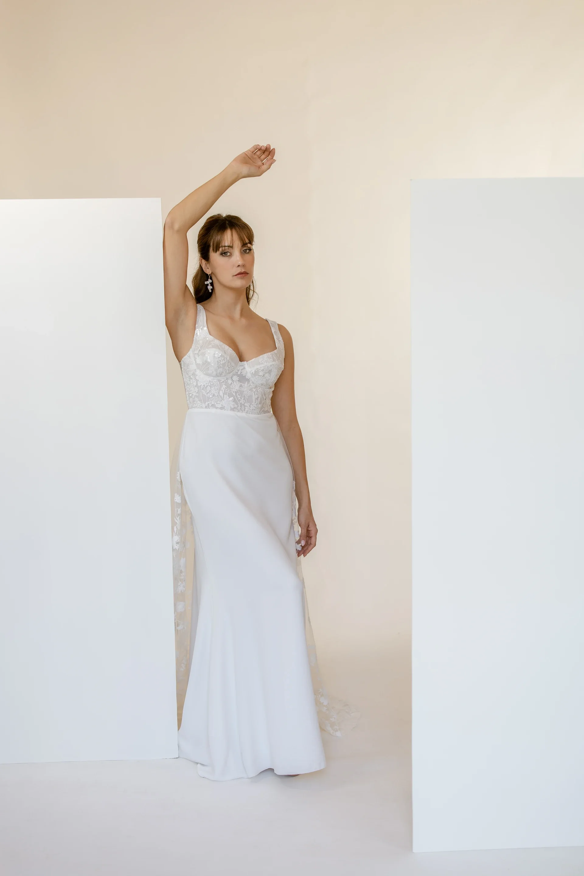 Robe de mariée Mona en promotion, vue d'ensemble au studio, bretelles larges et jupe droite
