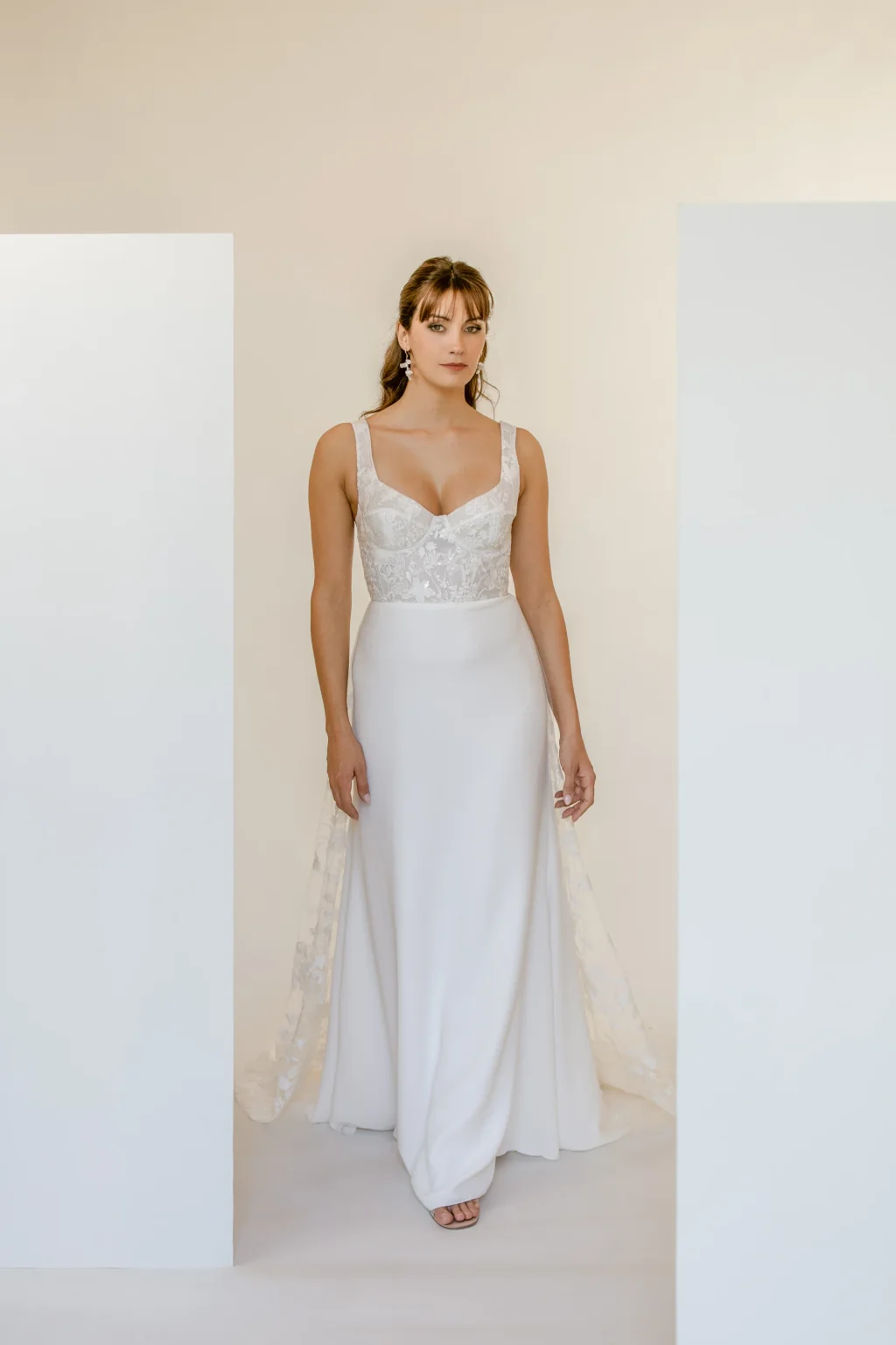 Robe de mariée Mona en promotion, de face en buste, décolleté cœur et bretelles larges