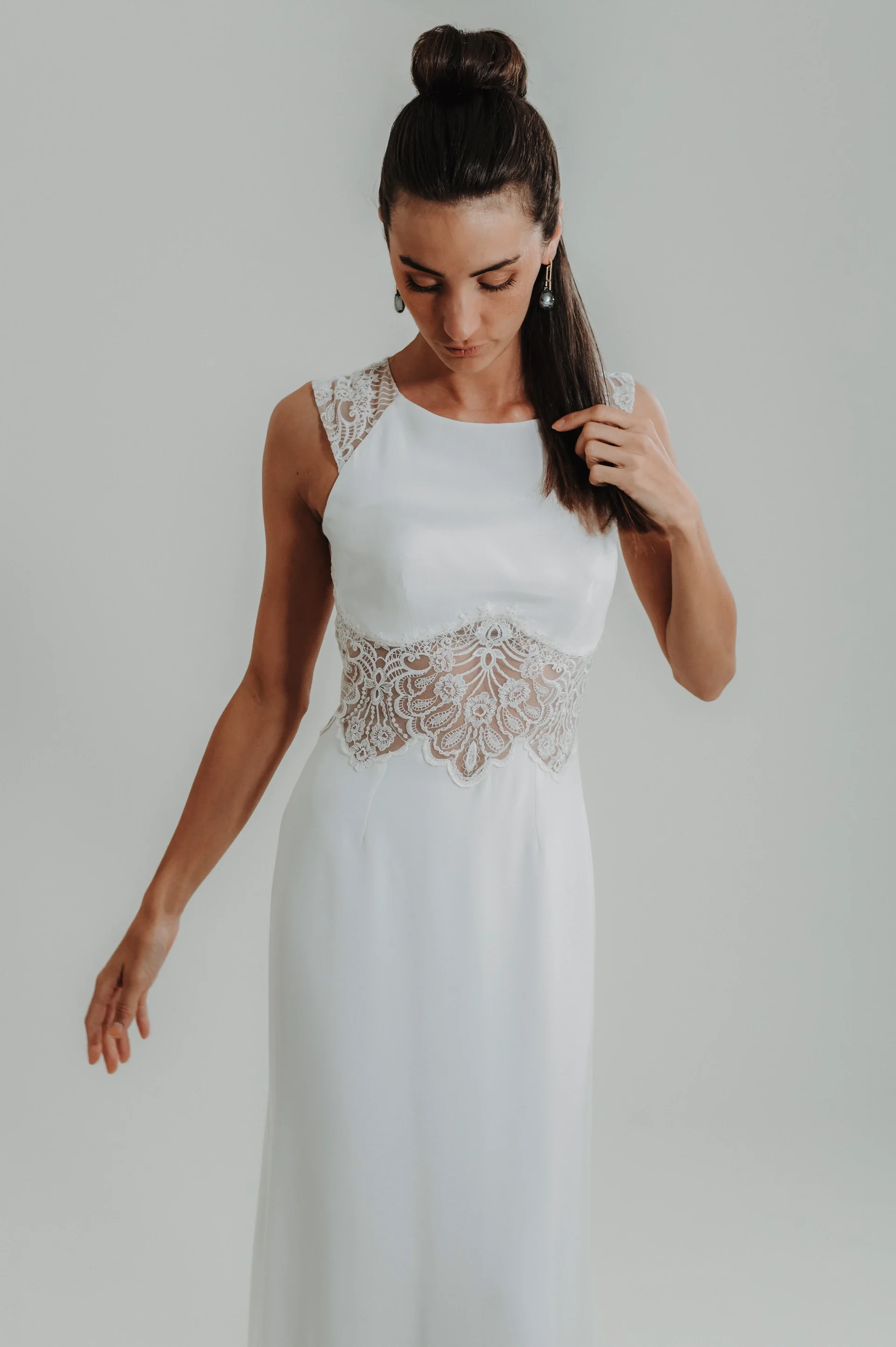 Robe de mariée Noemie en promotion, portée, ceinture brodée à la taille et mancherons en dentelle
