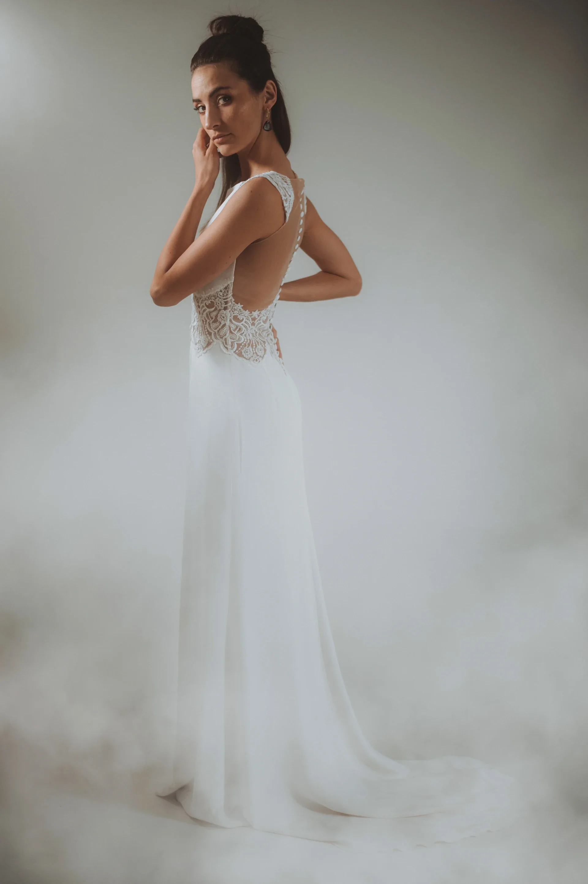 Robe de mariée Noemie en promotion, vue de dos, dos ouvert jusqu'à la ceinture brodée