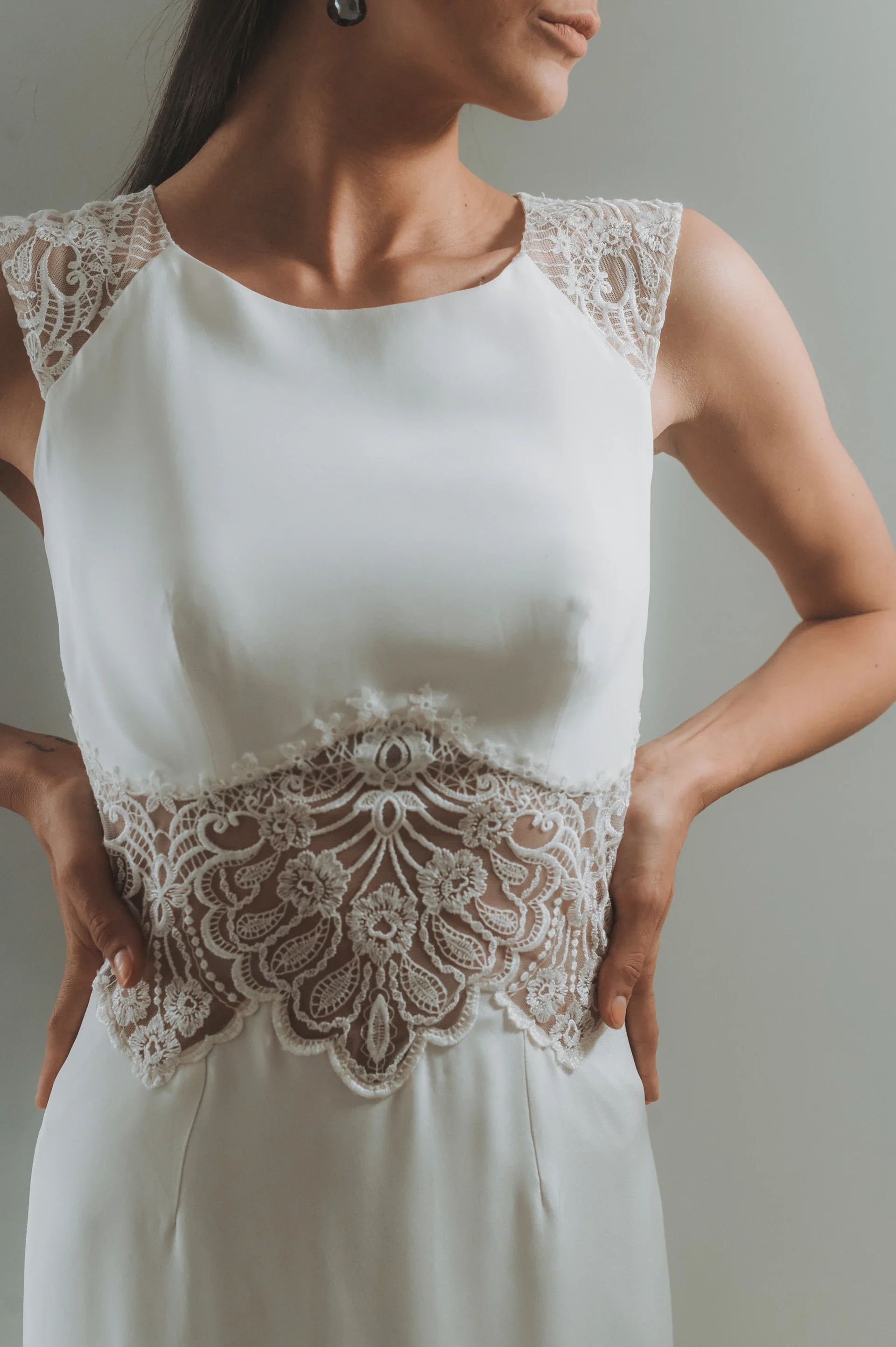 Robe de mariée Noemie en promotion, détail du buste, encolure ronde et ceinture brodée en relief