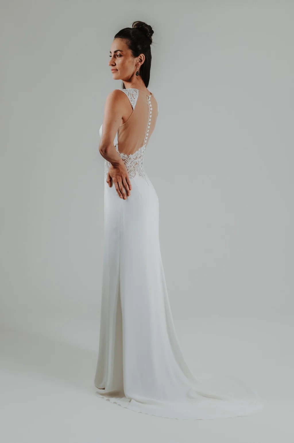 Robe de mariée Noemie en promotion, de profil, dos ouvert et jupe droite