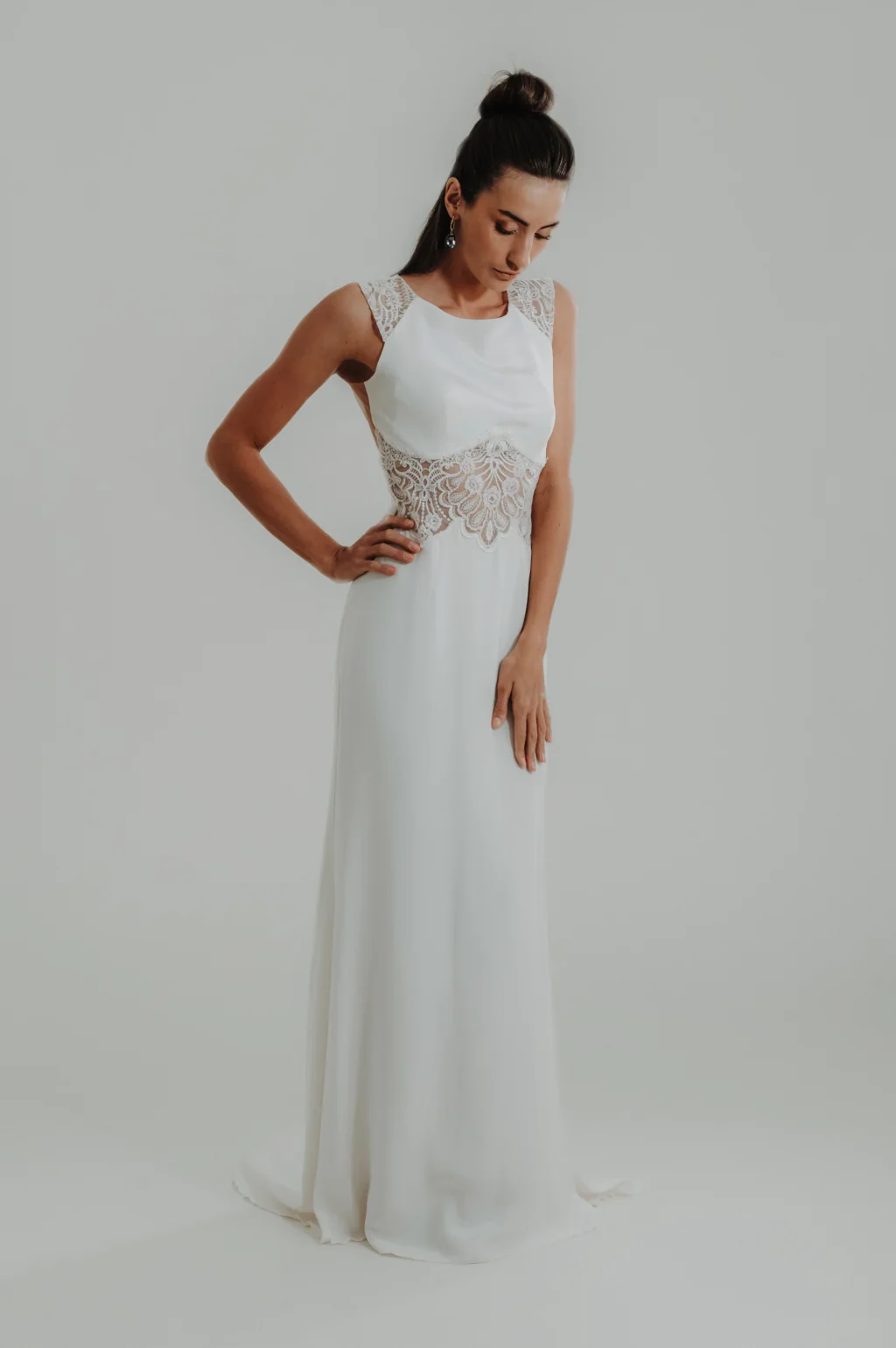 Robe de mariée Noemie en promotion, de face, mains sur les hanches, silhouette droite