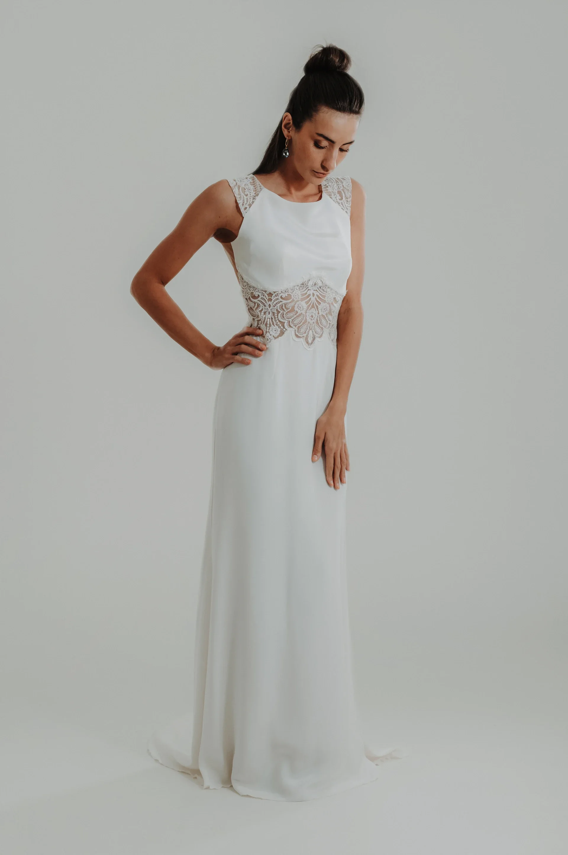 Robe de mariée Noemie en promotion, de face, mains sur les hanches, silhouette droite