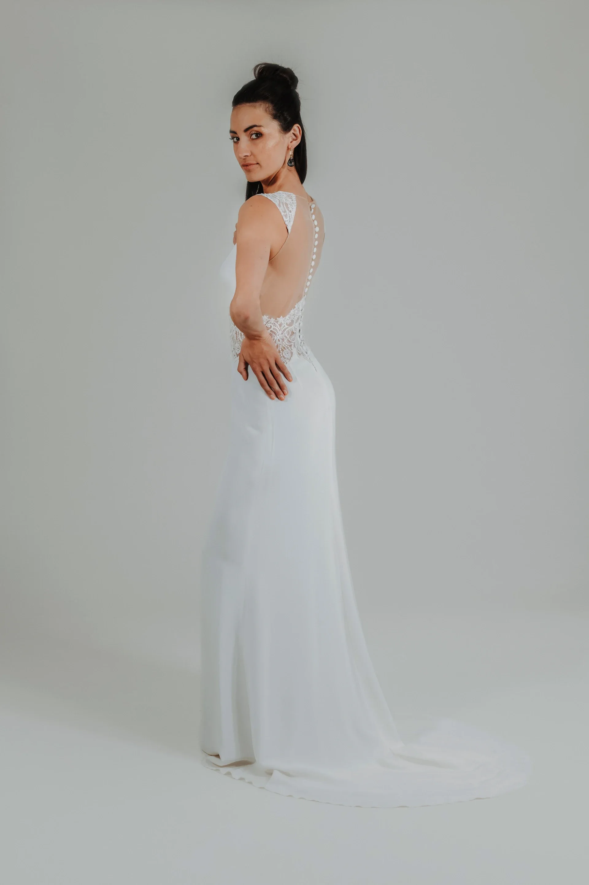 Robe de mariée Noemie en promotion, vue de dos de trois quarts, jupe fluide jusqu'au sol