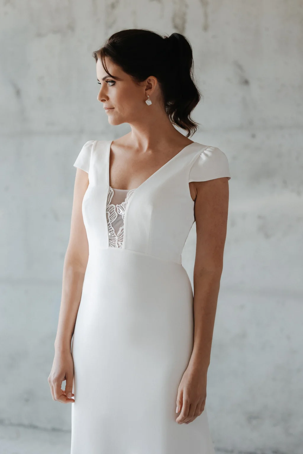 Robe de mariée Raphaël en promotion, de trois quarts, mancherons et décolleté en V brodé