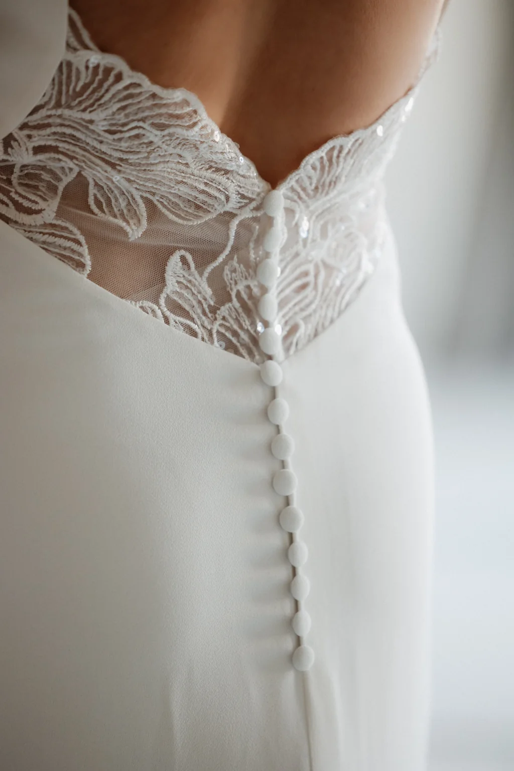 Robe de mariée Raphaël en promotion, détail du dos, dentelle et rangée de petits boutons