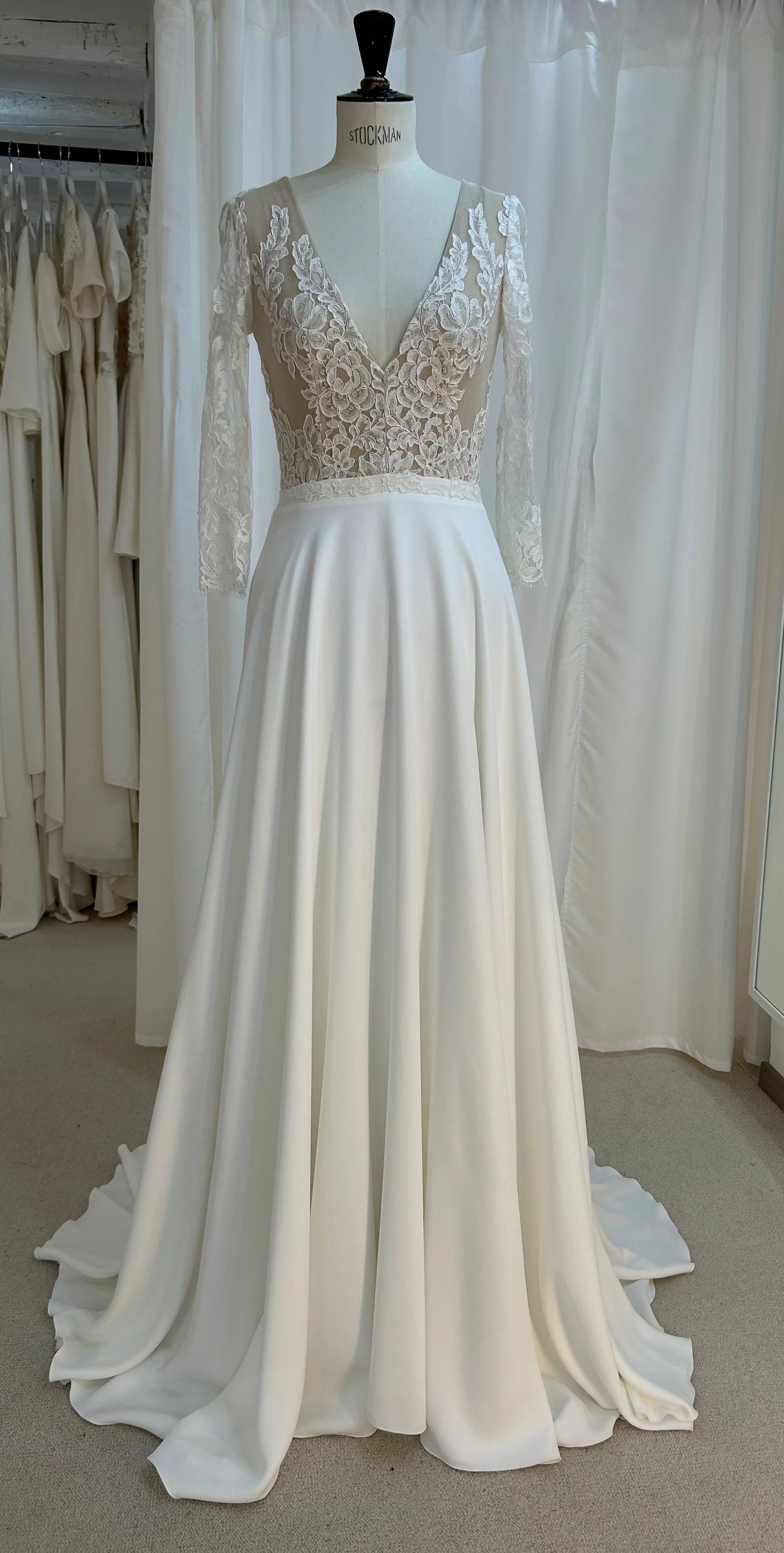 Robe de mariée Victoire en promotion, buste brodé et jupe fluide, sur mannequin
